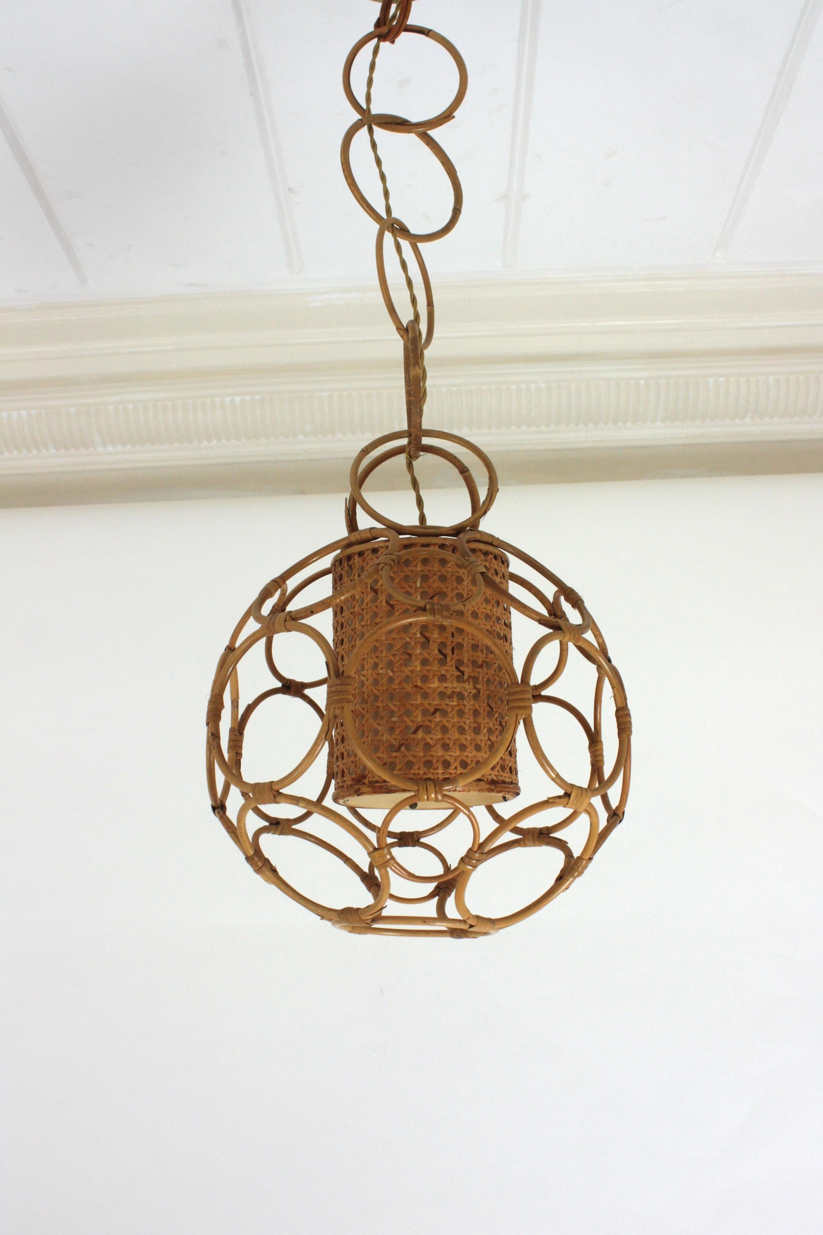 Lampada a sospensione a forma di sfera in rattan e vimini, Italia 1950s in vendita 5