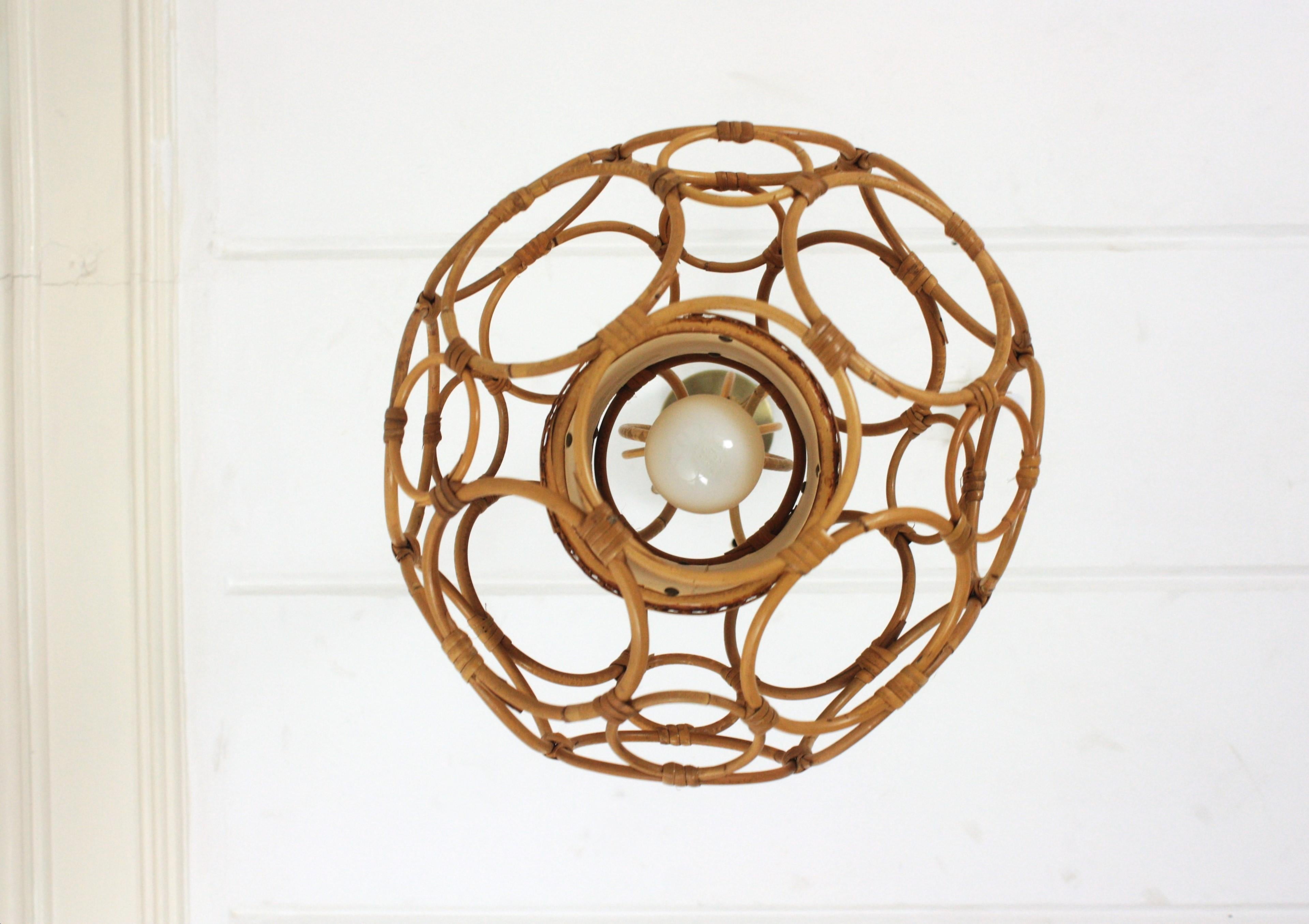 Lampada a sospensione a forma di sfera in rattan e vimini, Italia 1950s in vendita 7