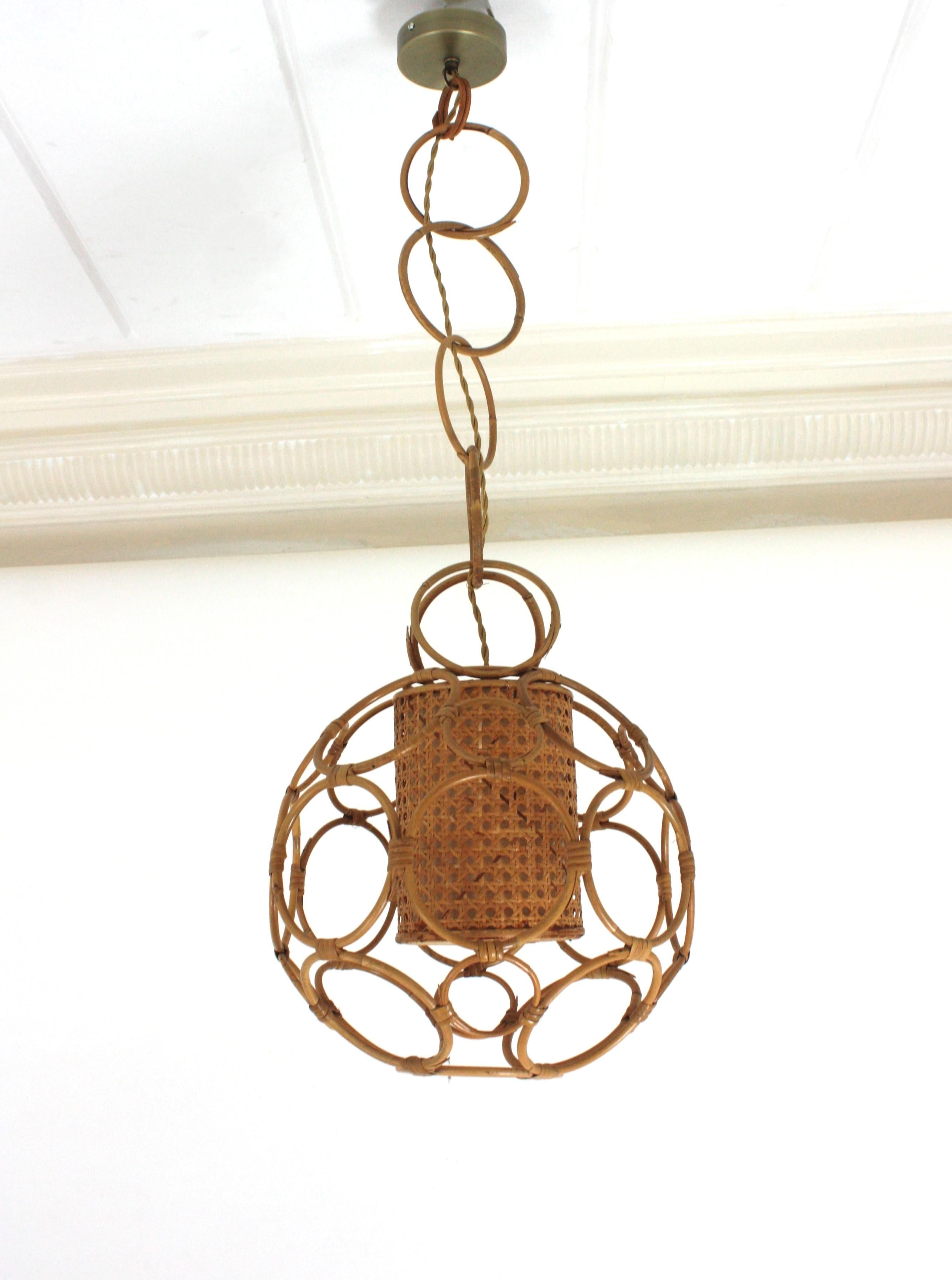 Lampada a sospensione / lanterna in mid-century modernista in filo di vimini e rattan, Italia, anni Cinquanta.
Raro da trovare.
Questa lampada a sospensione è stata realizzata a mano negli anni Cinquanta. I grandi cerchi di rattan sono uniti tra