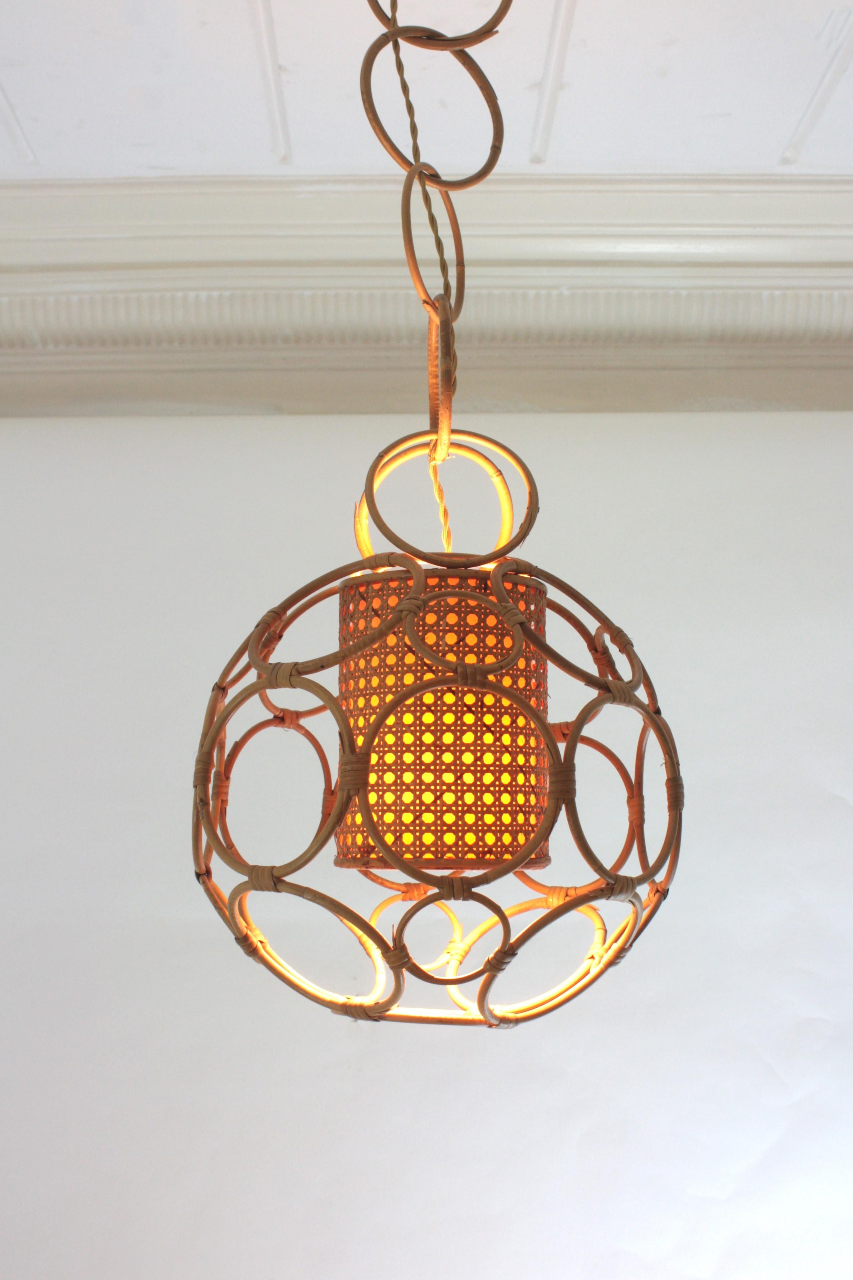 Mid-Century moderno Lampada a sospensione a forma di sfera in rattan e vimini, Italia 1950s in vendita