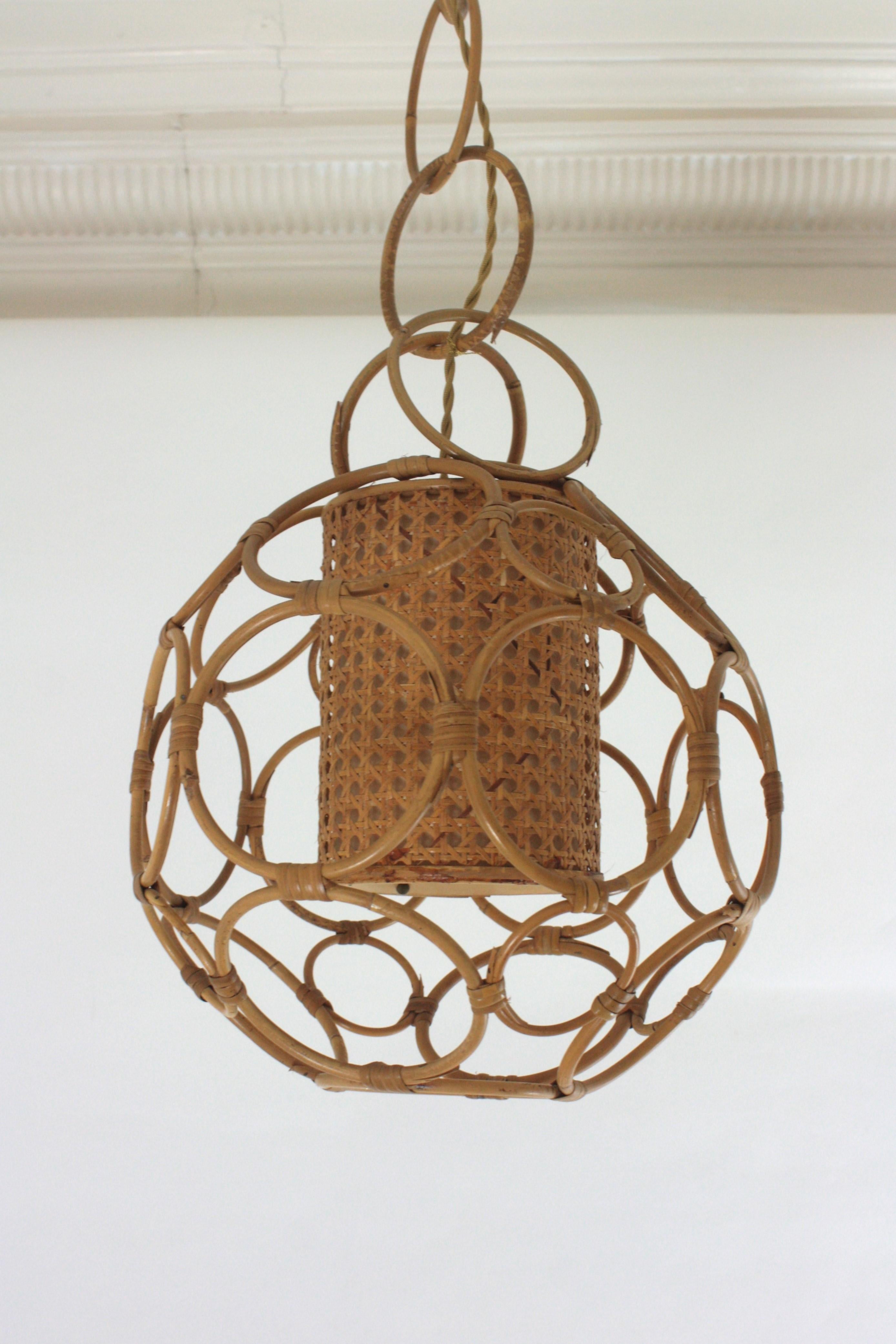 Italiano Lampada a sospensione a forma di sfera in rattan e vimini, Italia 1950s in vendita