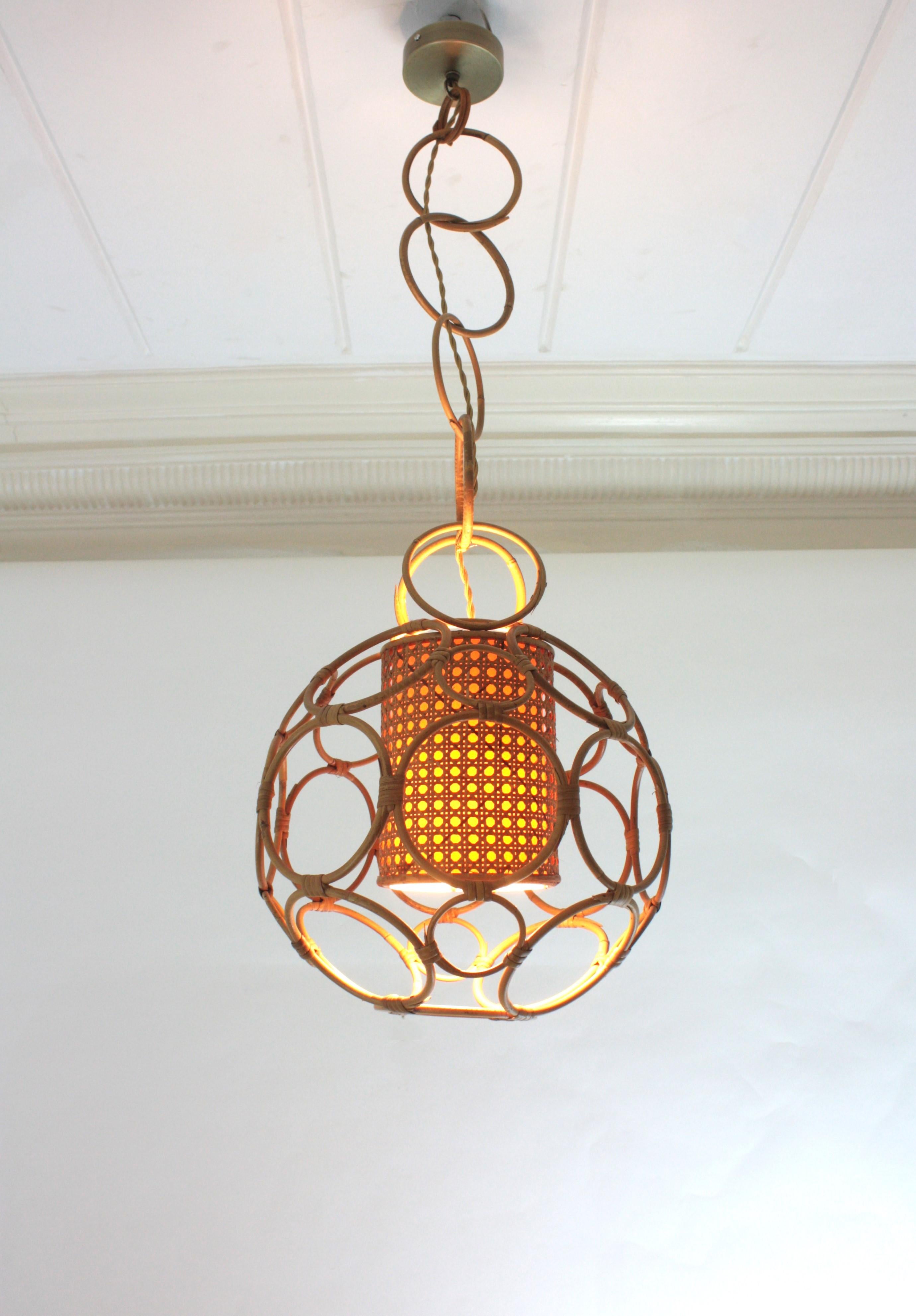 Fatto a mano Lampada a sospensione a forma di sfera in rattan e vimini, Italia 1950s in vendita