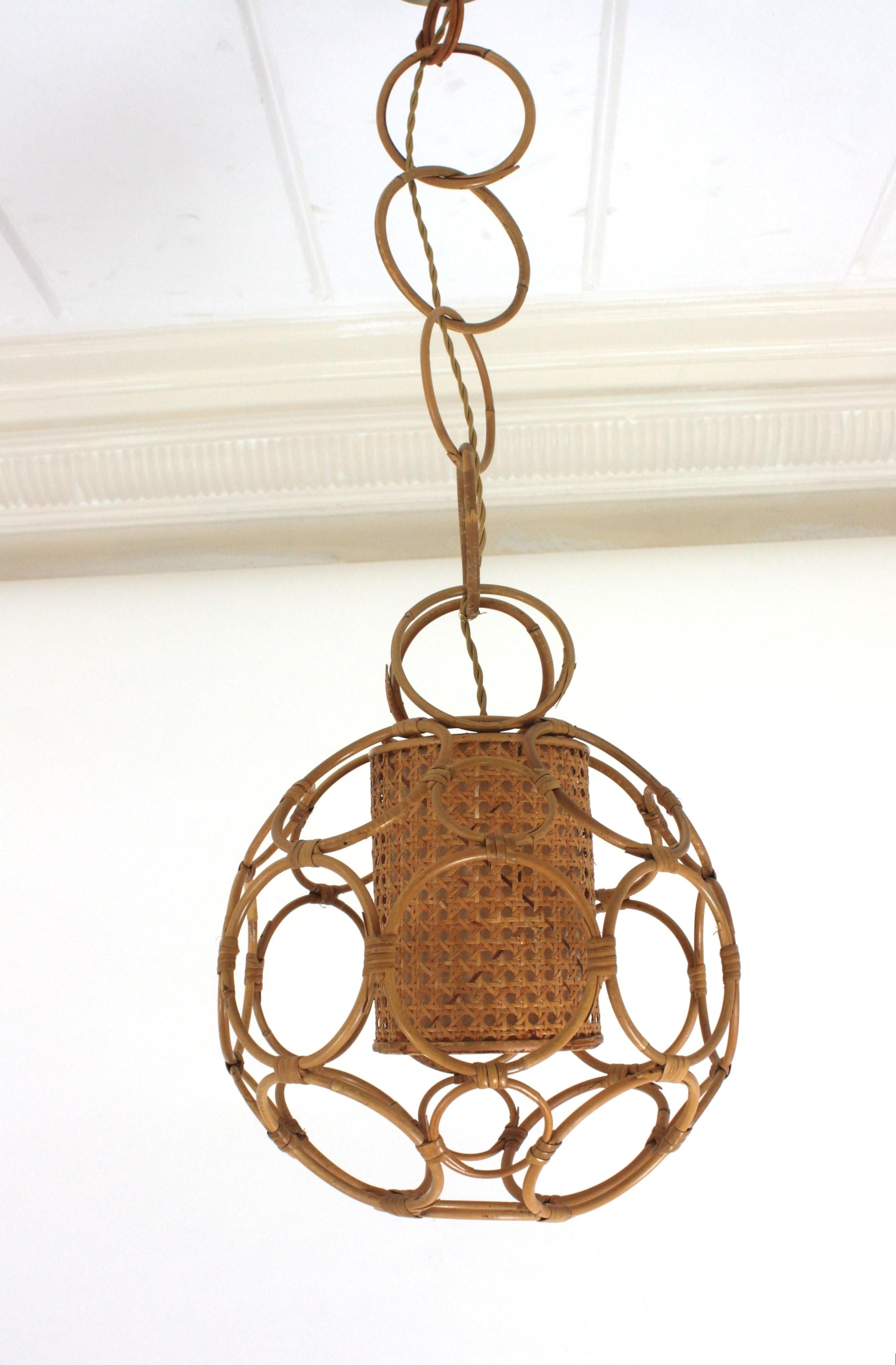 Lampada a sospensione a forma di sfera in rattan e vimini, Italia 1950s In condizioni ottime in vendita a Barcelona, ES