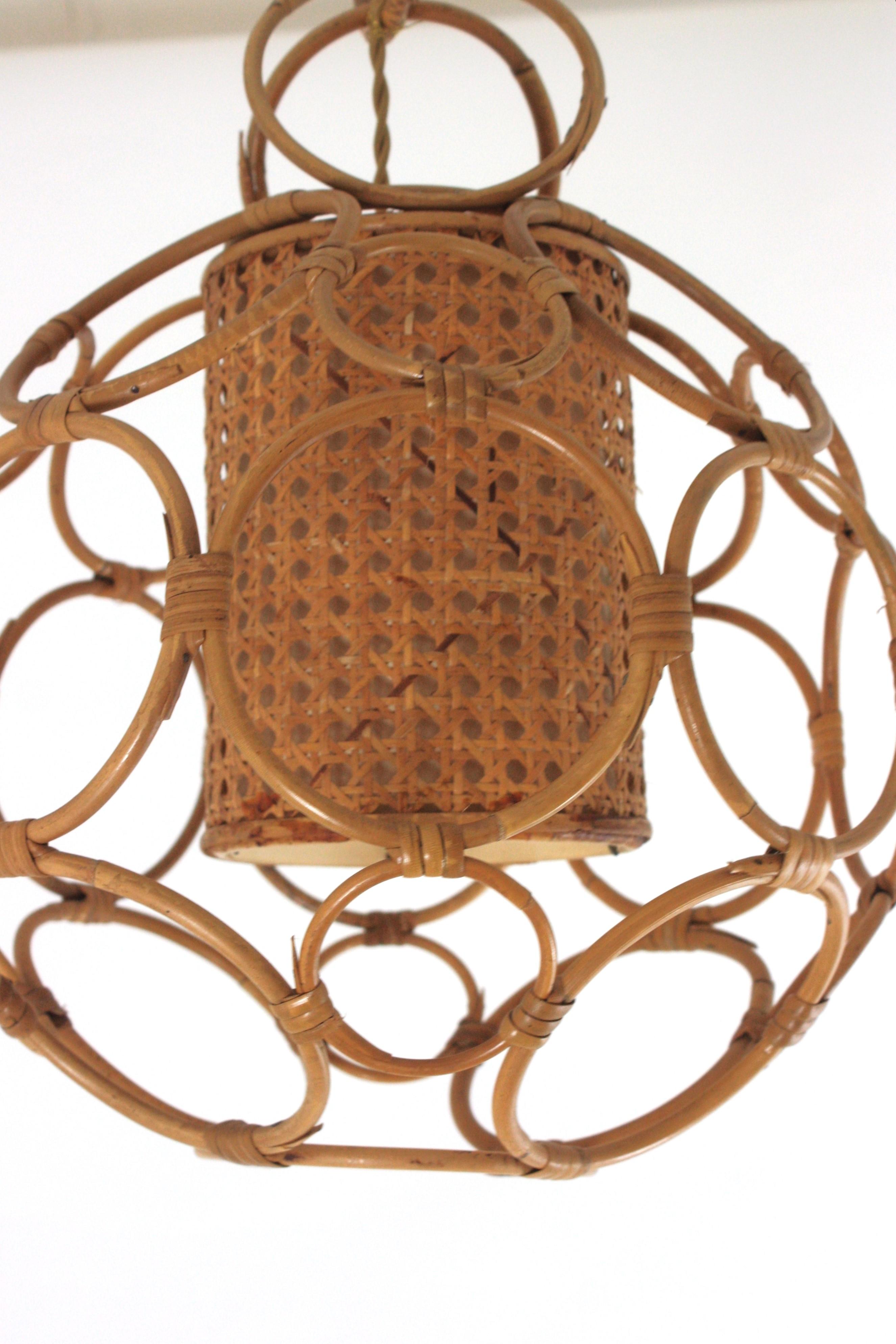 XX secolo Lampada a sospensione a forma di sfera in rattan e vimini, Italia 1950s in vendita