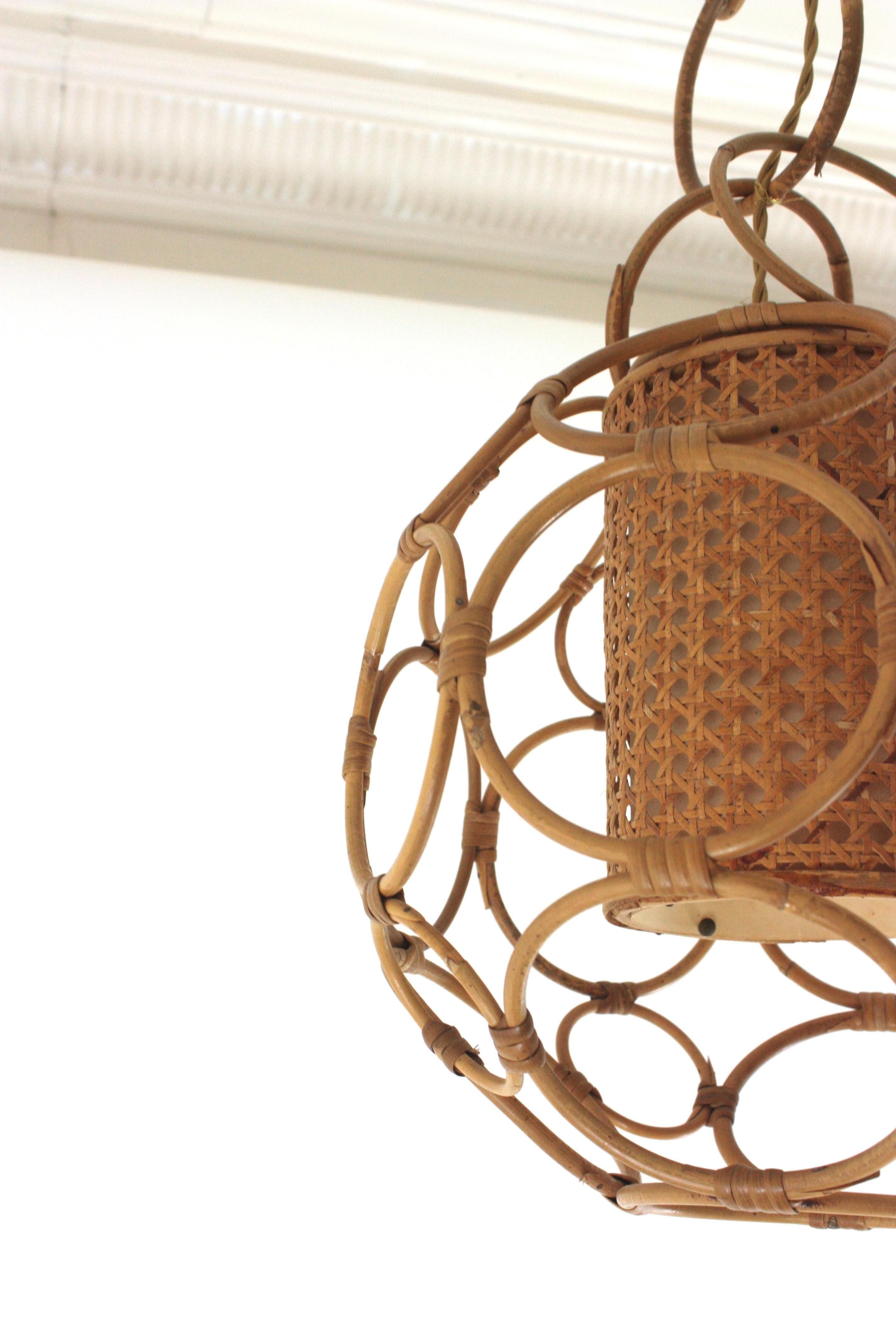 Vimini Lampada a sospensione a forma di sfera in rattan e vimini, Italia 1950s in vendita