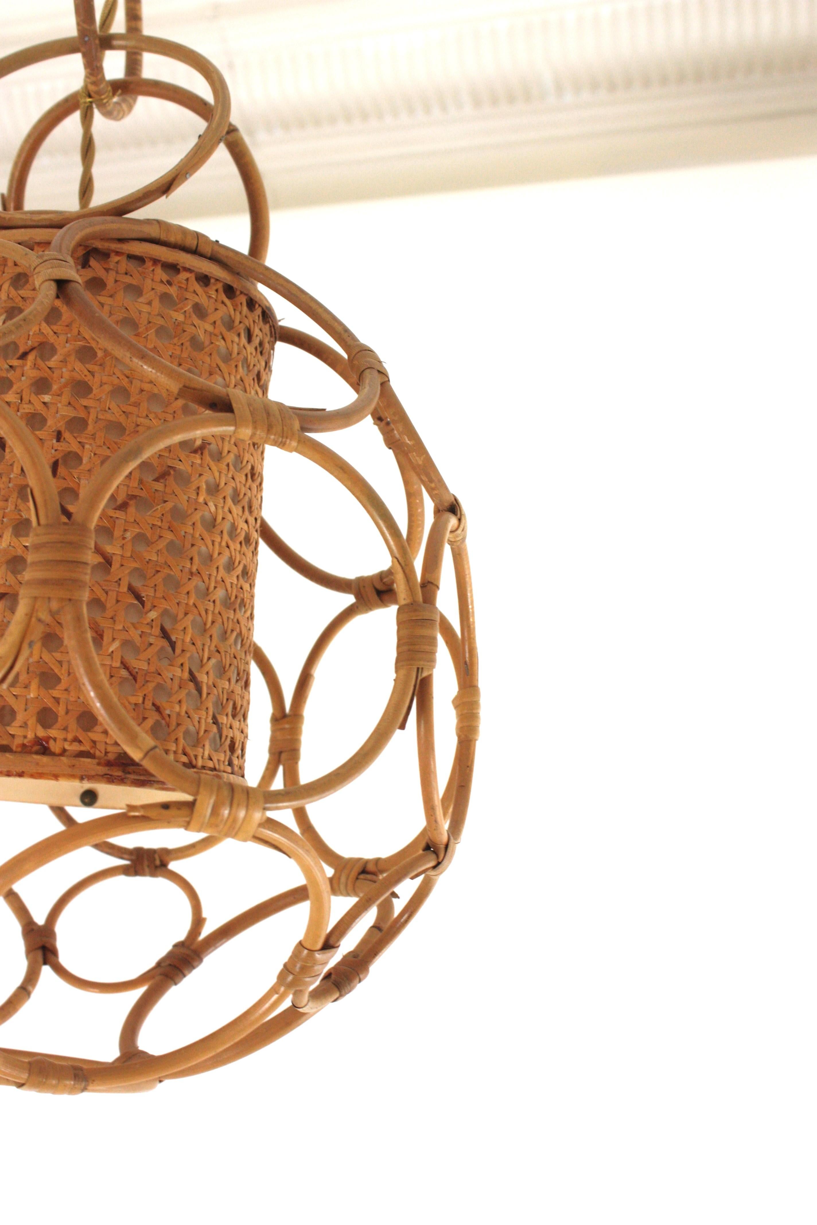 Lampada a sospensione a forma di sfera in rattan e vimini, Italia 1950s in vendita 1