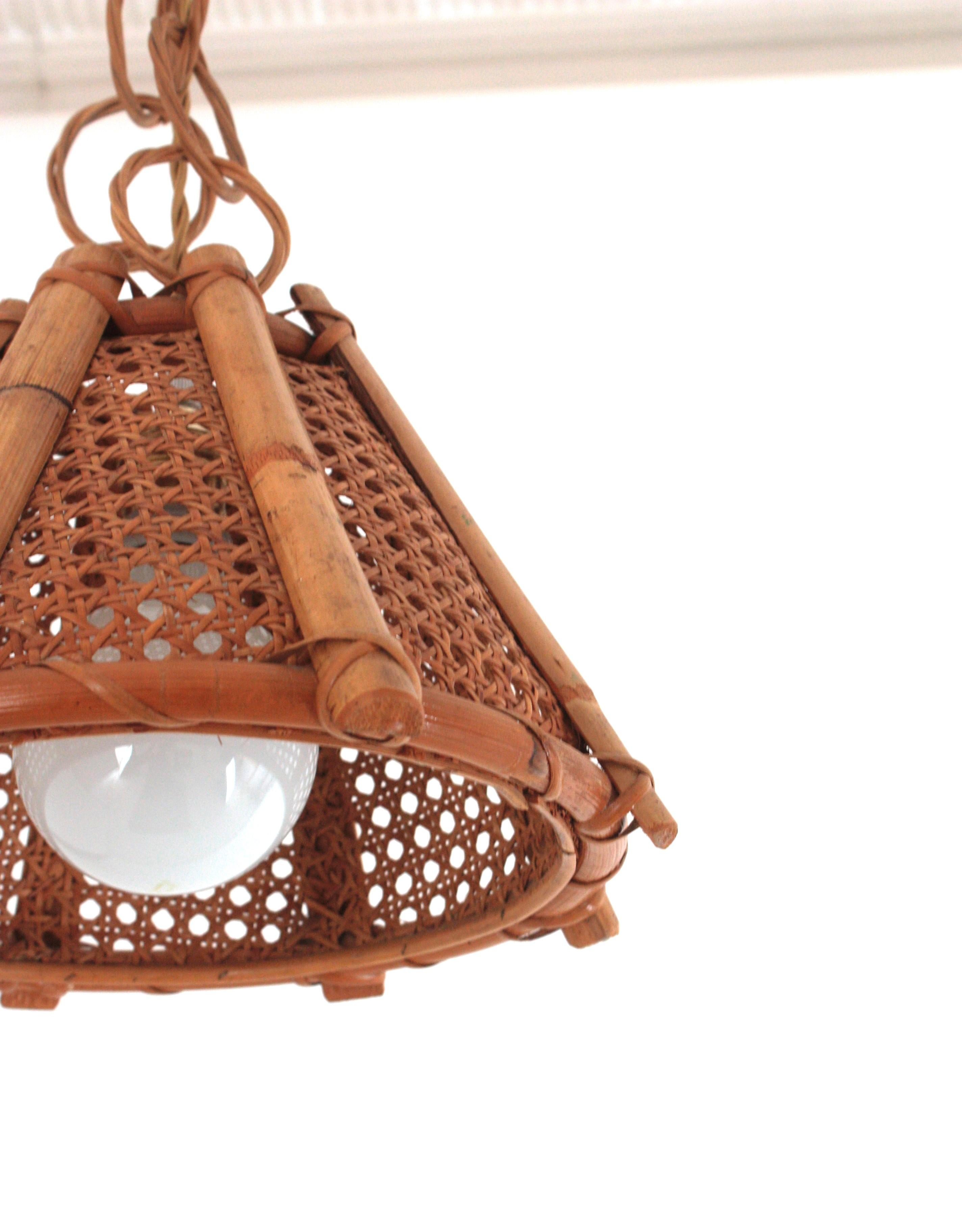 Italienische modernistische konische Pendel-/Hängelampe aus Rattan und Weidendraht, 1960er Jahre im Angebot 4