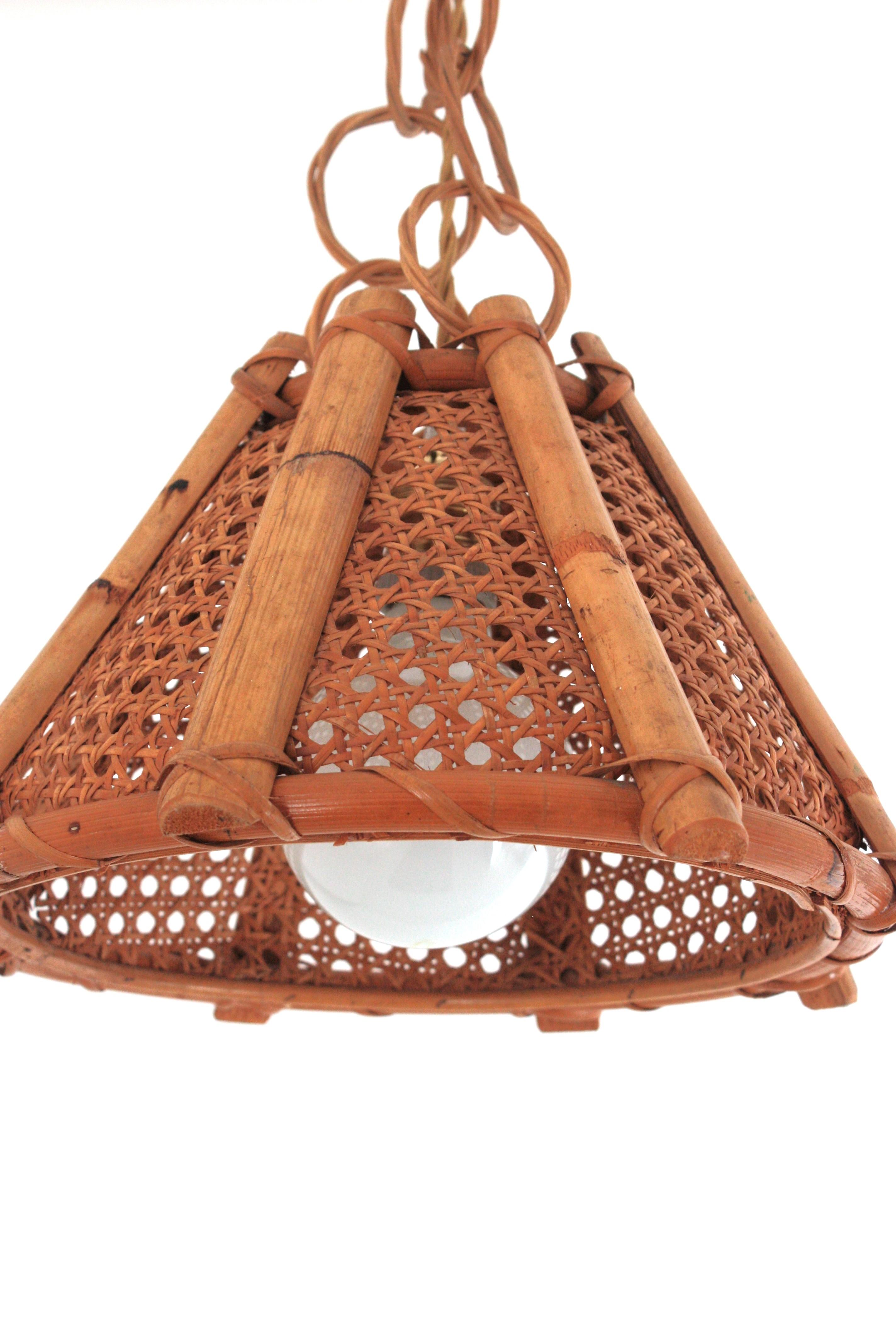 Italienische modernistische konische Pendel-/Hängelampe aus Rattan und Weidendraht, 1960er Jahre (Gewebt) im Angebot