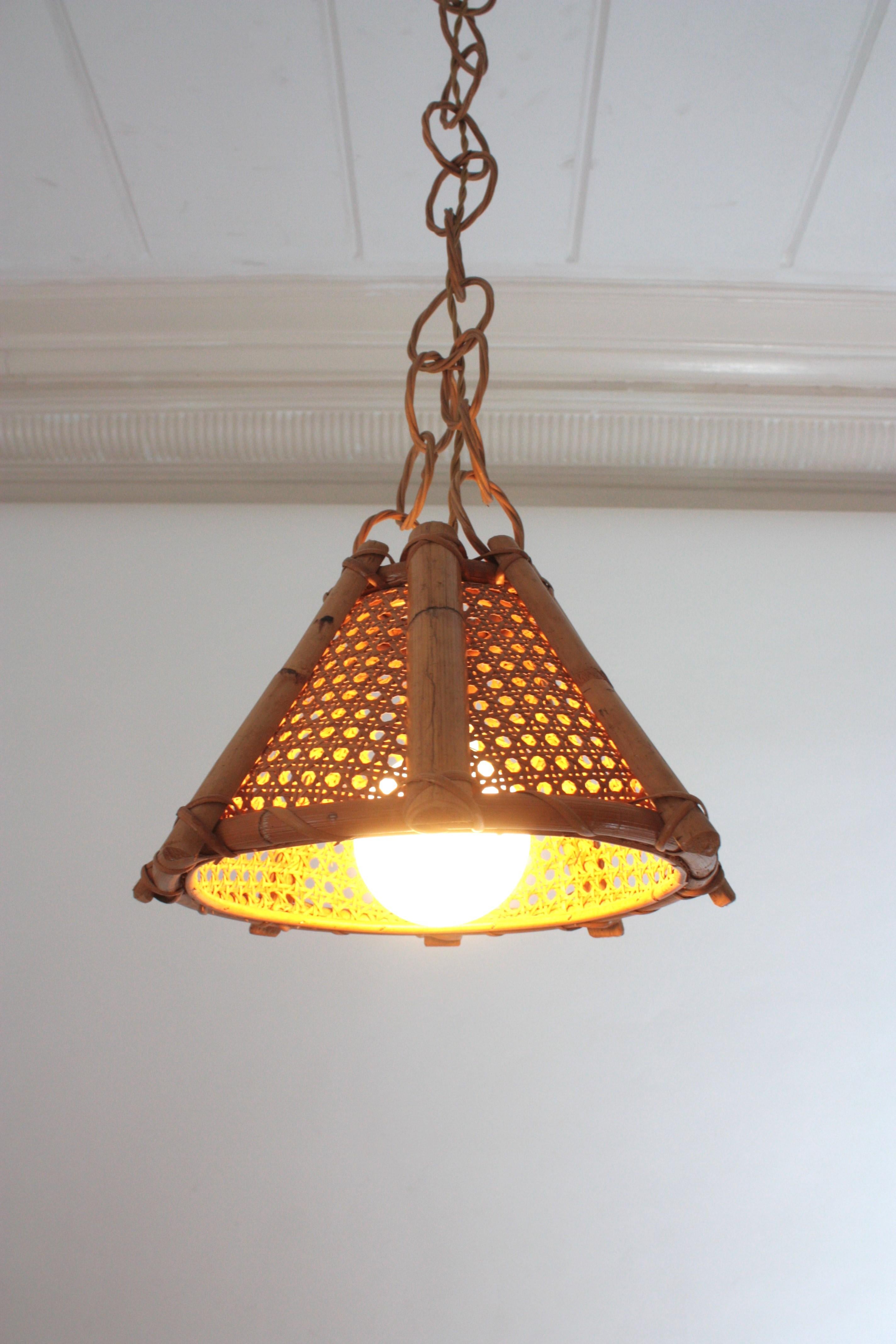 Italienische modernistische konische Pendel-/Hängelampe aus Rattan und Weidendraht, 1960er Jahre im Angebot 1
