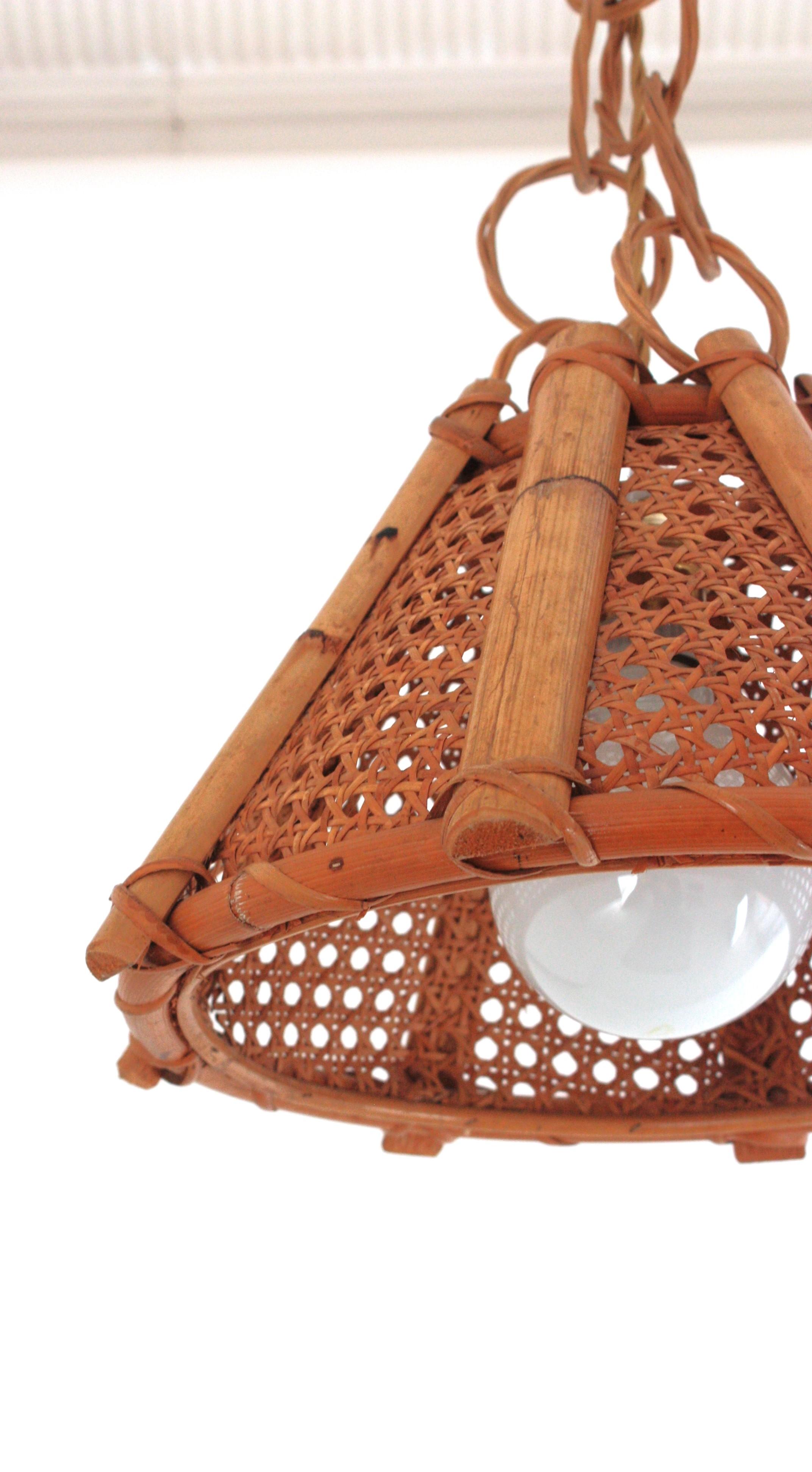 Italienische modernistische konische Pendel-/Hängelampe aus Rattan und Weidendraht, 1960er Jahre im Angebot 3