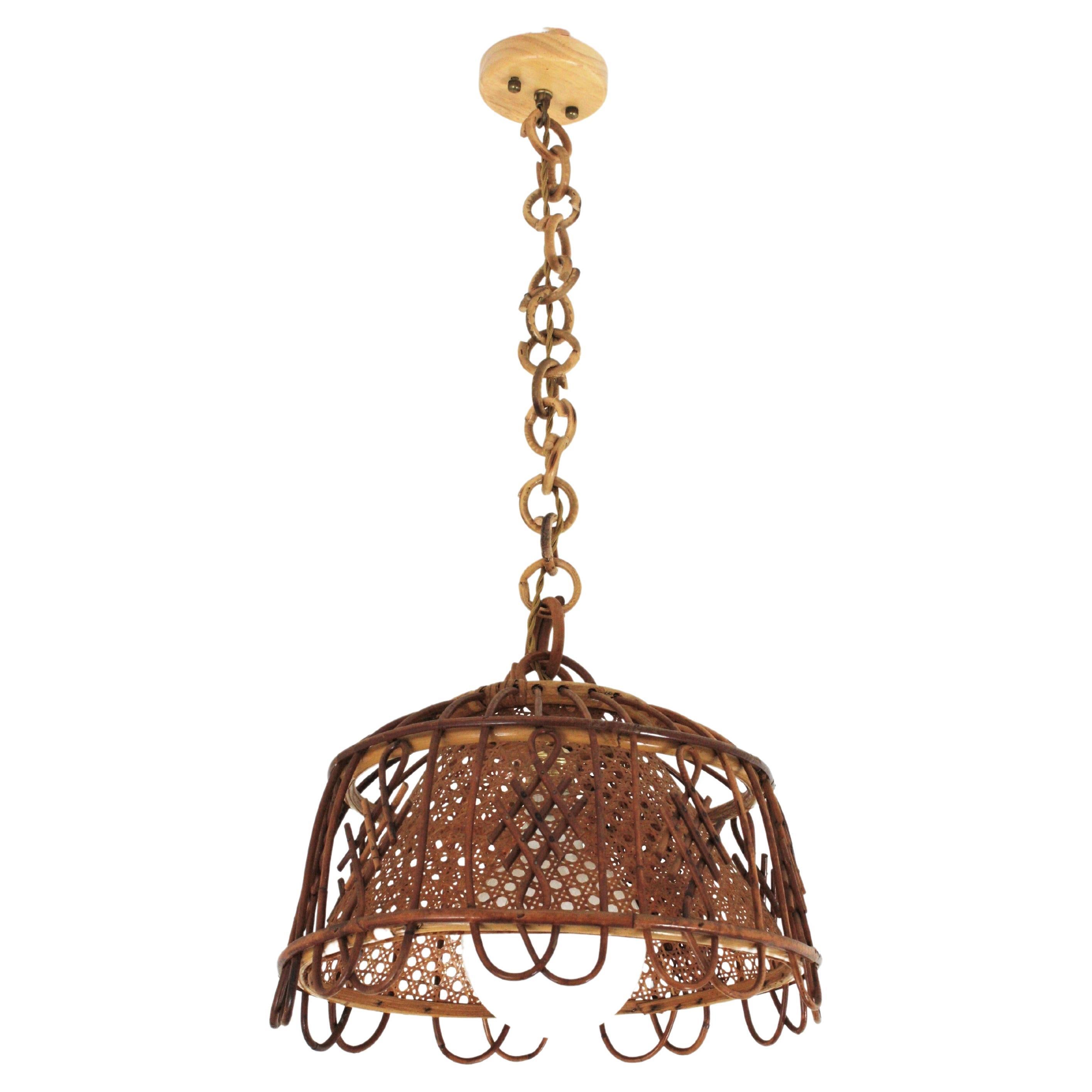 Mid-Century Modern woven wicker wire and rattan lantern or pendant ceiling lamp, Italy, 1960s. 
This cool suspension lamp features a rattan structure with vertical canes accented with chinoiserie decorations and an inner woven wicker conical