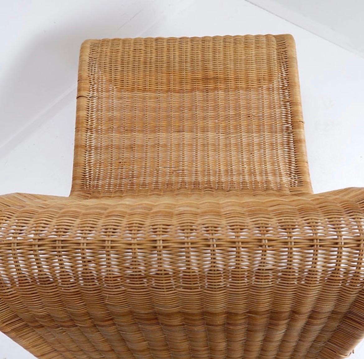 Mid-Century Modern Rattan and wickers Longue Chair For Sale