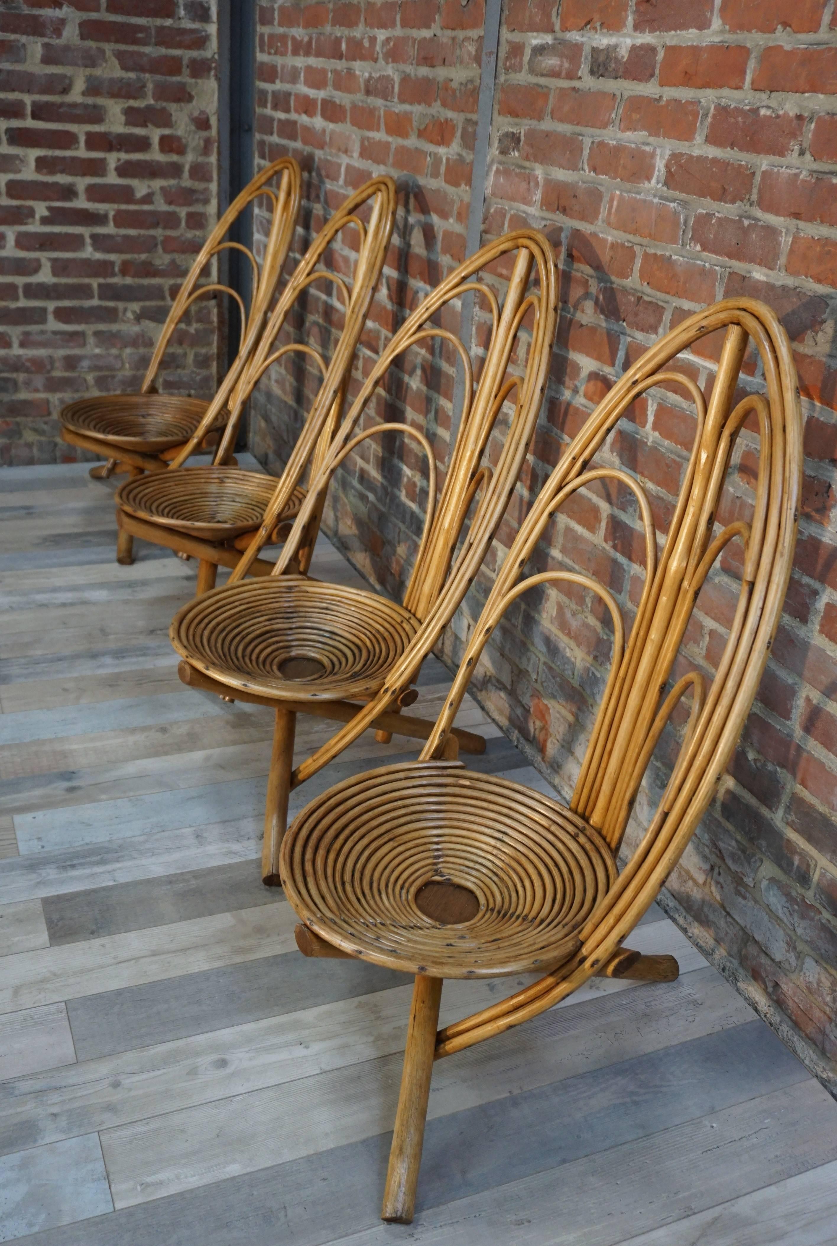 Superbe, unique, authentique, cet ensemble de salon de jardin en bois et rotin est graphique. Vous rêvez d'un jardin différent, design et original et en plus vintage ? Prenez place sur ces extraordinaires chaises tripodes, idéales pour l'extérieur,