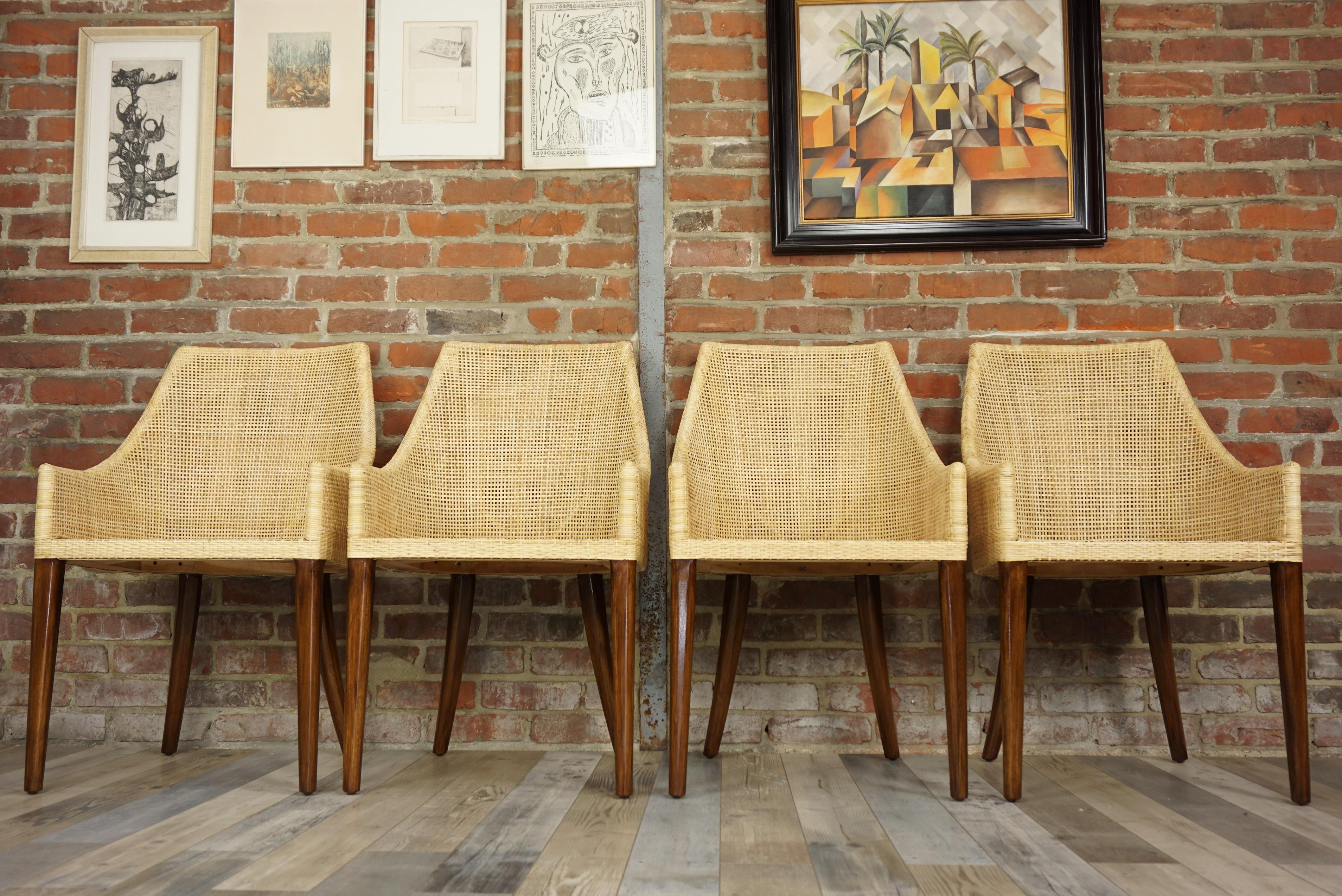 Elegante set di 4 poltrone da pranzo con piedi in legno massiccio e rattan intrecciato che unisce qualità, robustezza e classe. Saranno perfetti in terrazza, in veranda, nel giardino d'inverno, intorno al tavolo da pranzo e persino in ufficio! In