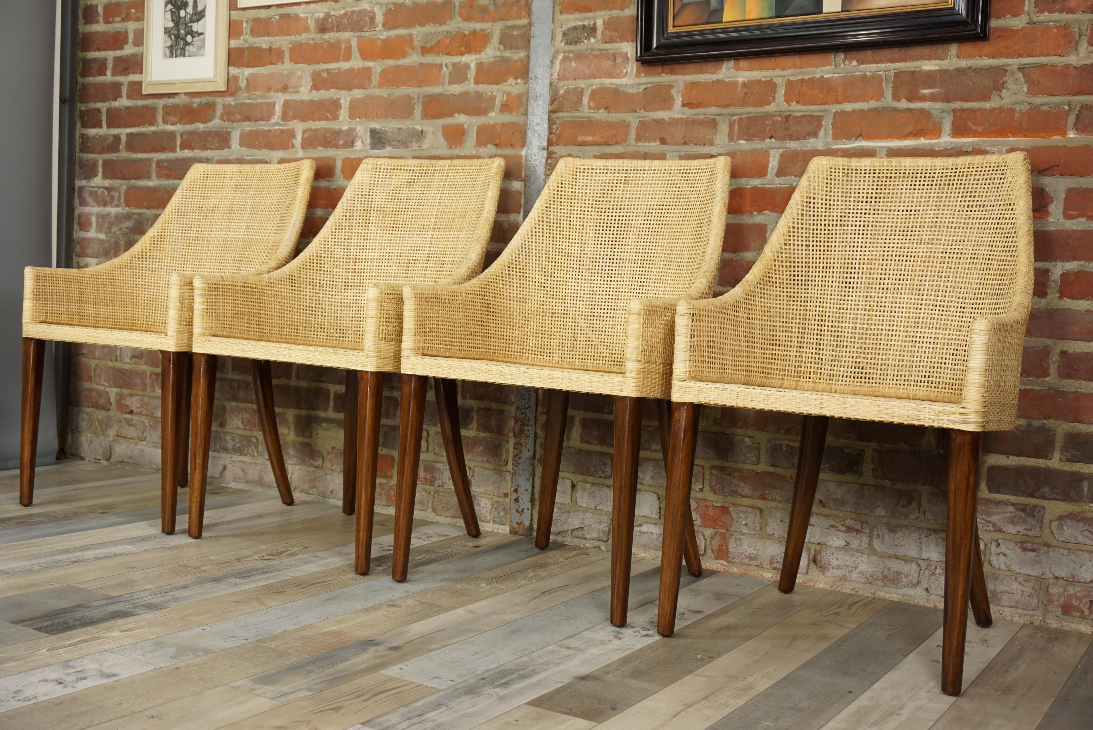 Mid-Century moderno Set di 4 poltrone da pranzo in rattan e legno French Design in vendita