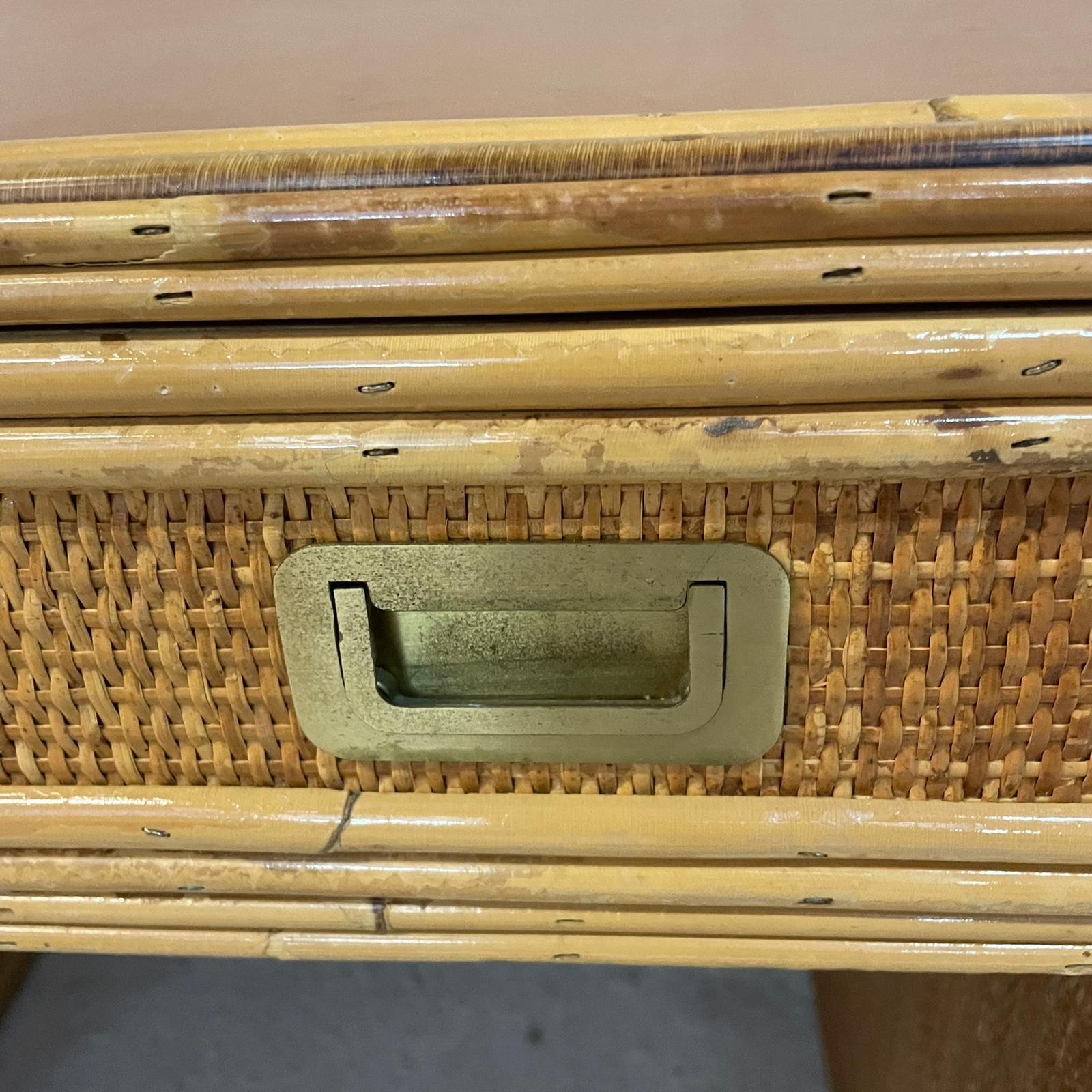 Rattan and Woven Raffia Desk with Brass Handles by Vivai del Sud circa 1970 In Good Condition In Isle Sur Sorgue, FR