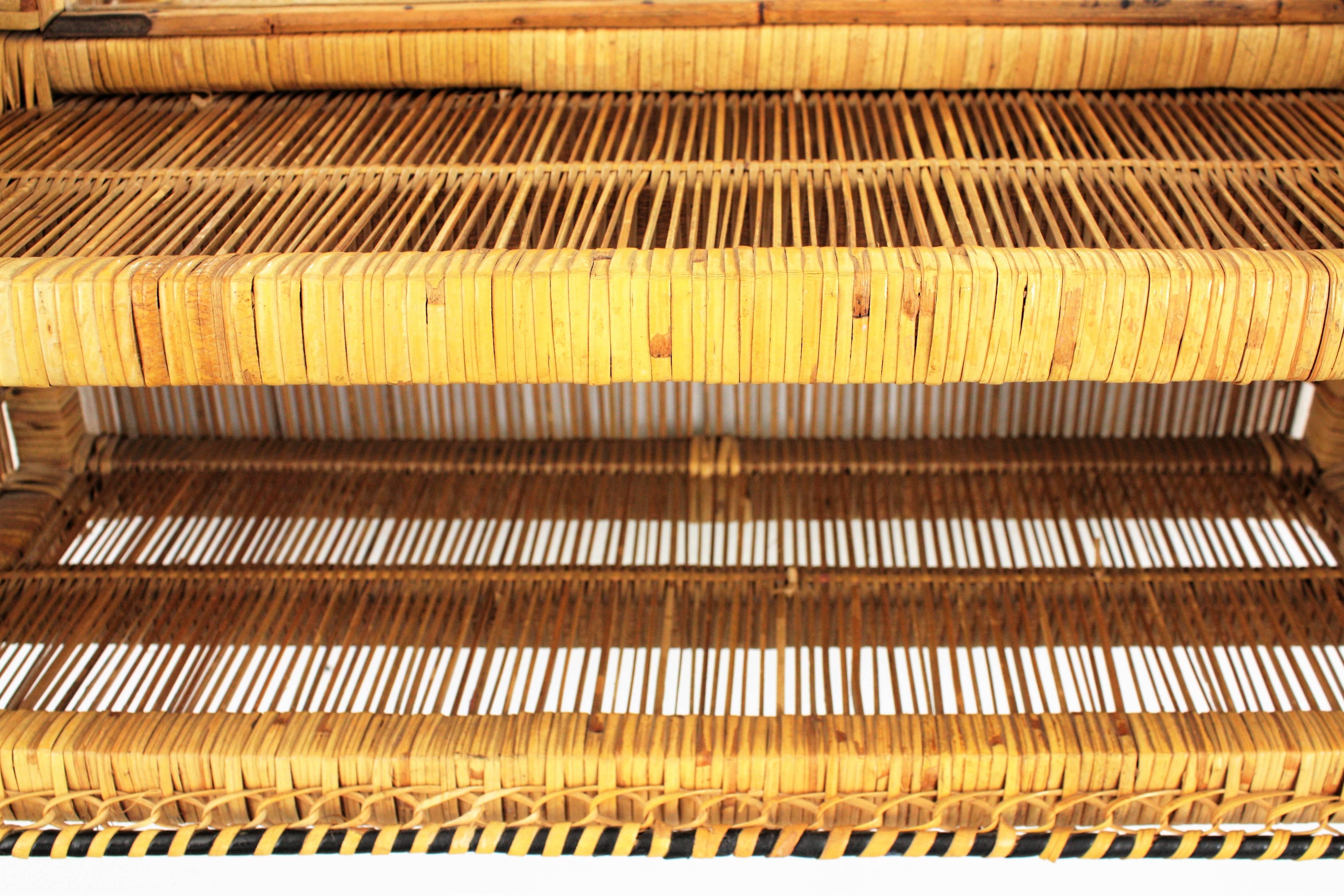 XX secolo Specchio a mensola di metà secolo in rattan e vimini intrecciato, Spagna in vendita