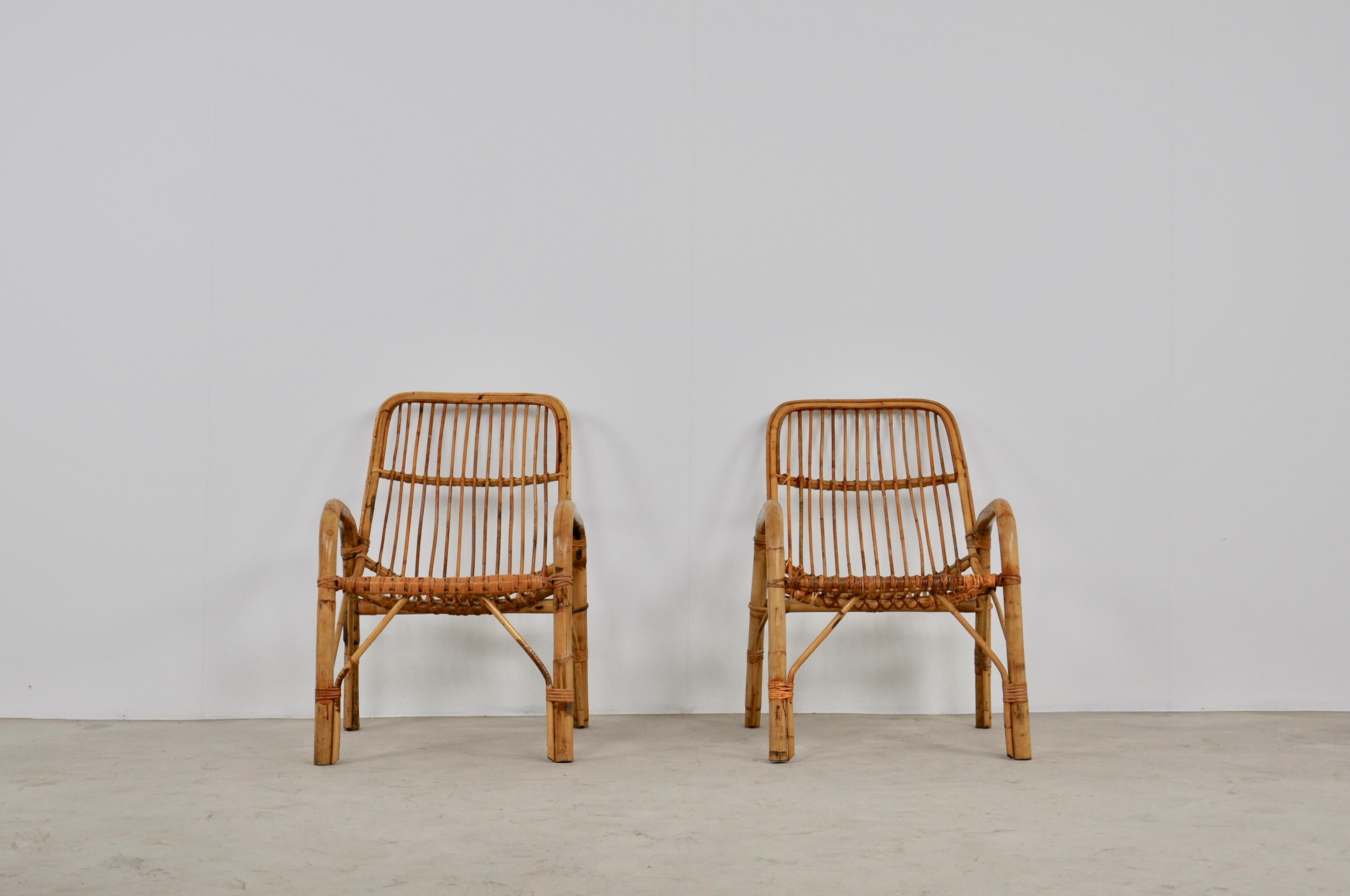 Pair of rattan armchairs. Wear due to time and age of the armchairs. Measure: Seat height 40 cm.