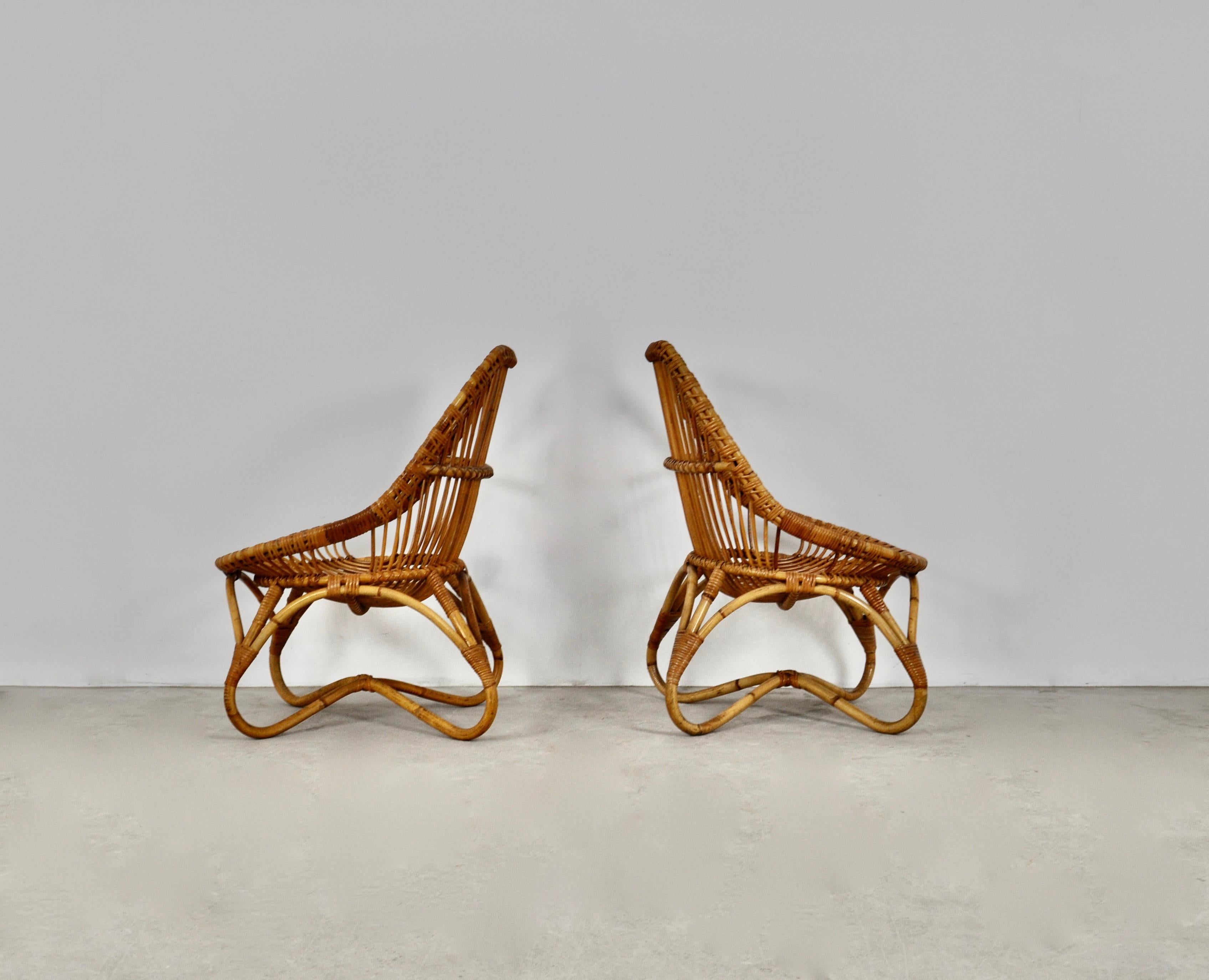 Pair of armchairs in rattan. Seat height: 38cm. Wear due to time and age of the chairs.