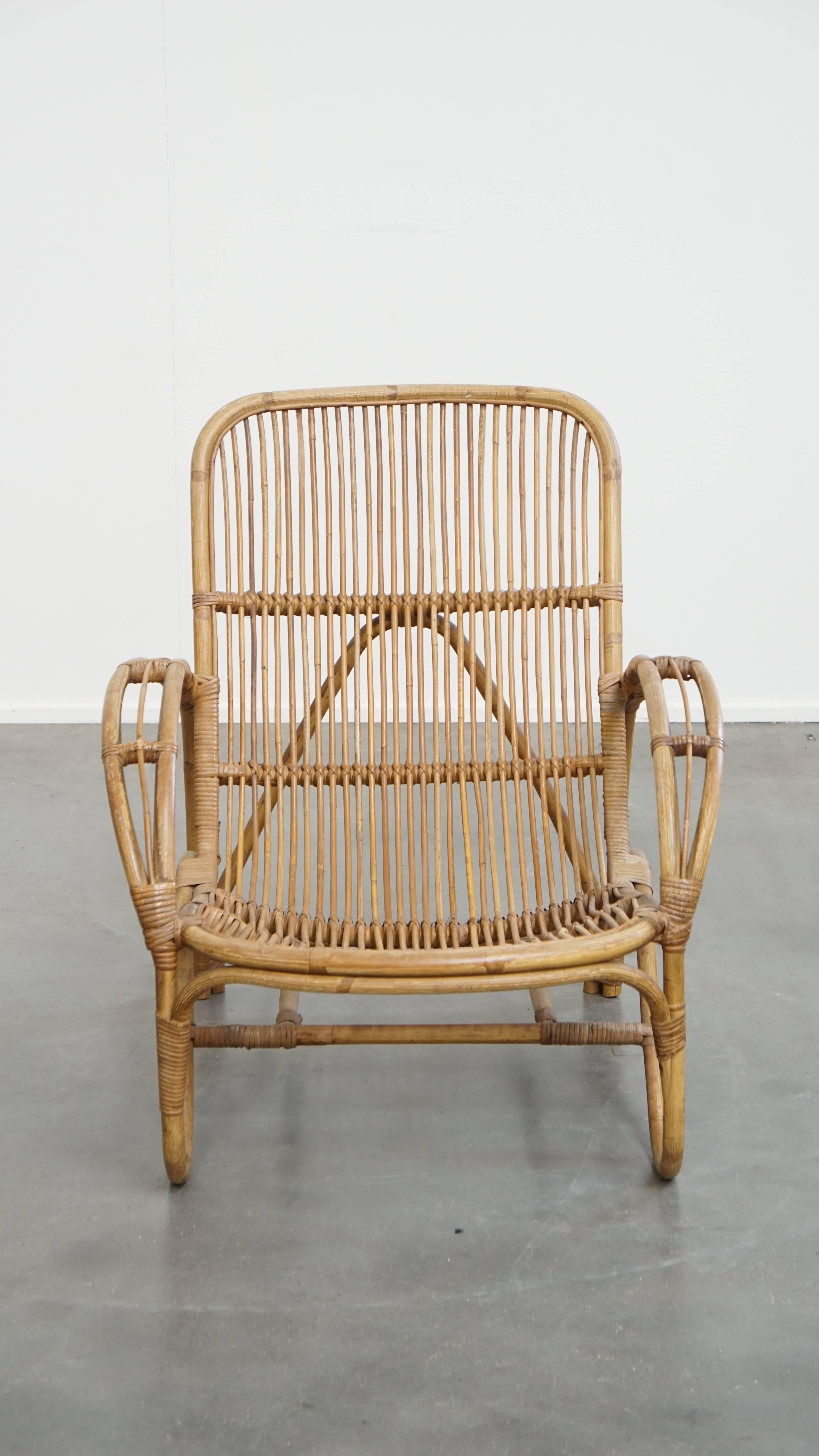 Offered here is this unique rattan armchair by Rohé Noordwolde, dating from the 1950s. 

This armchair features a beautifully subtle design. The armrests have a refined look, thanks to the thin rattan line running through the center. Its open