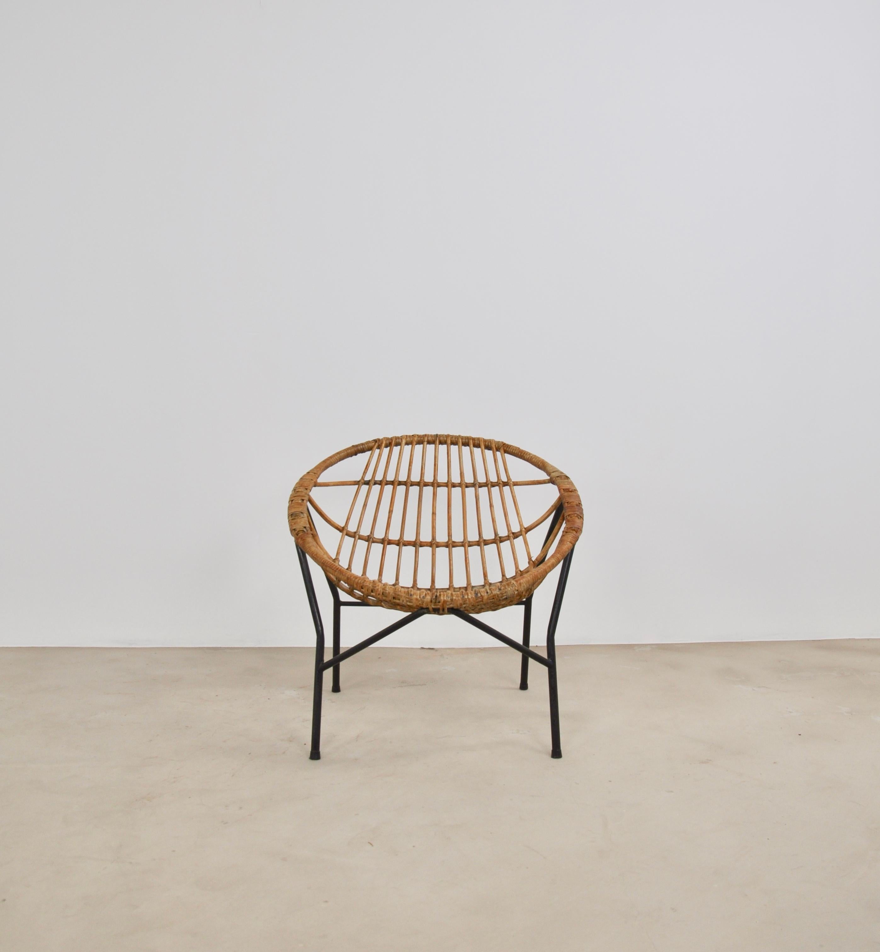 Rattan armchair with black metal base. Slight wear due to time and the age of the object (see photo) seat height: 40cm.