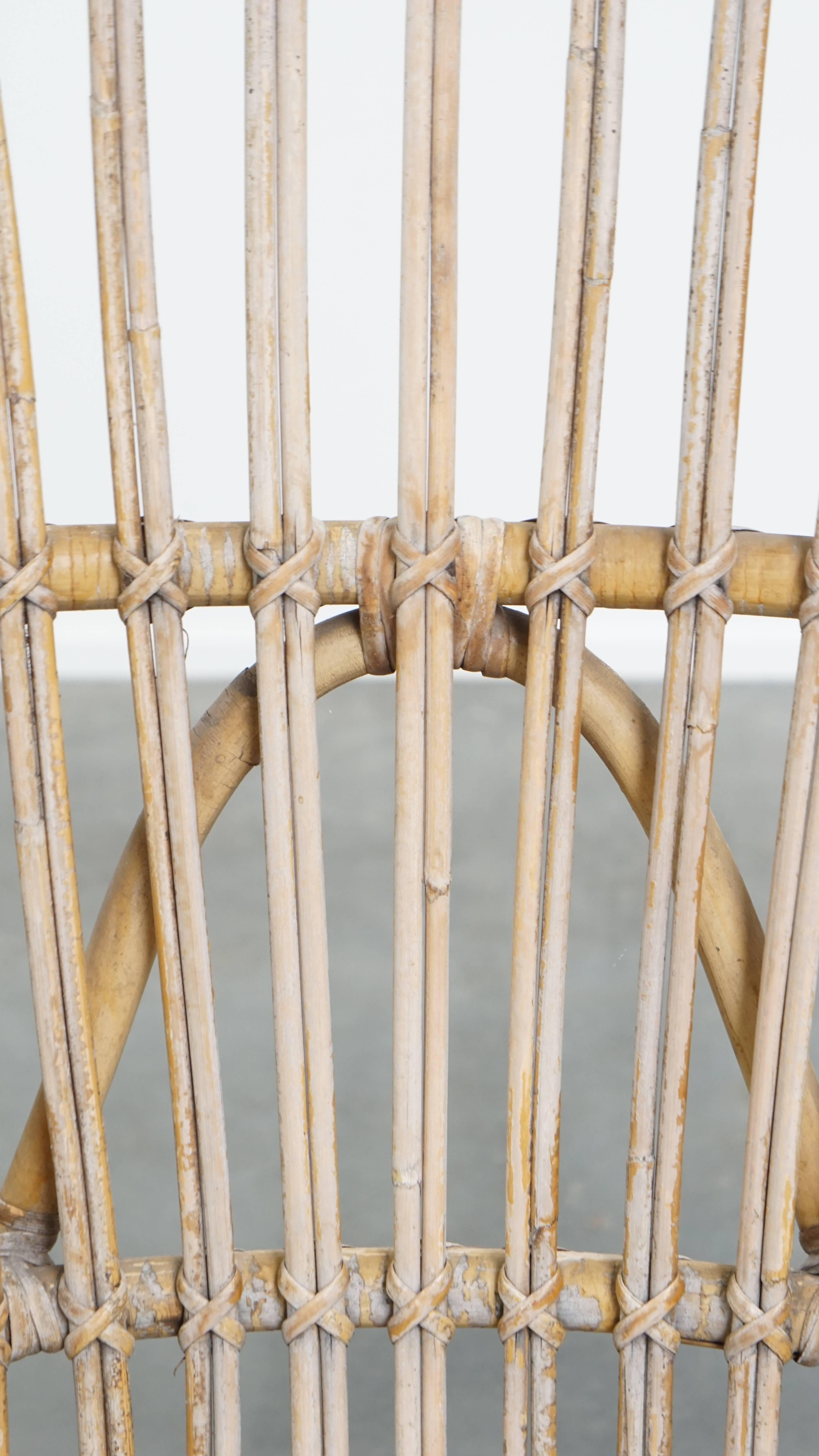 Sillón de ratán de los años 50 con respaldo alto en venta 3
