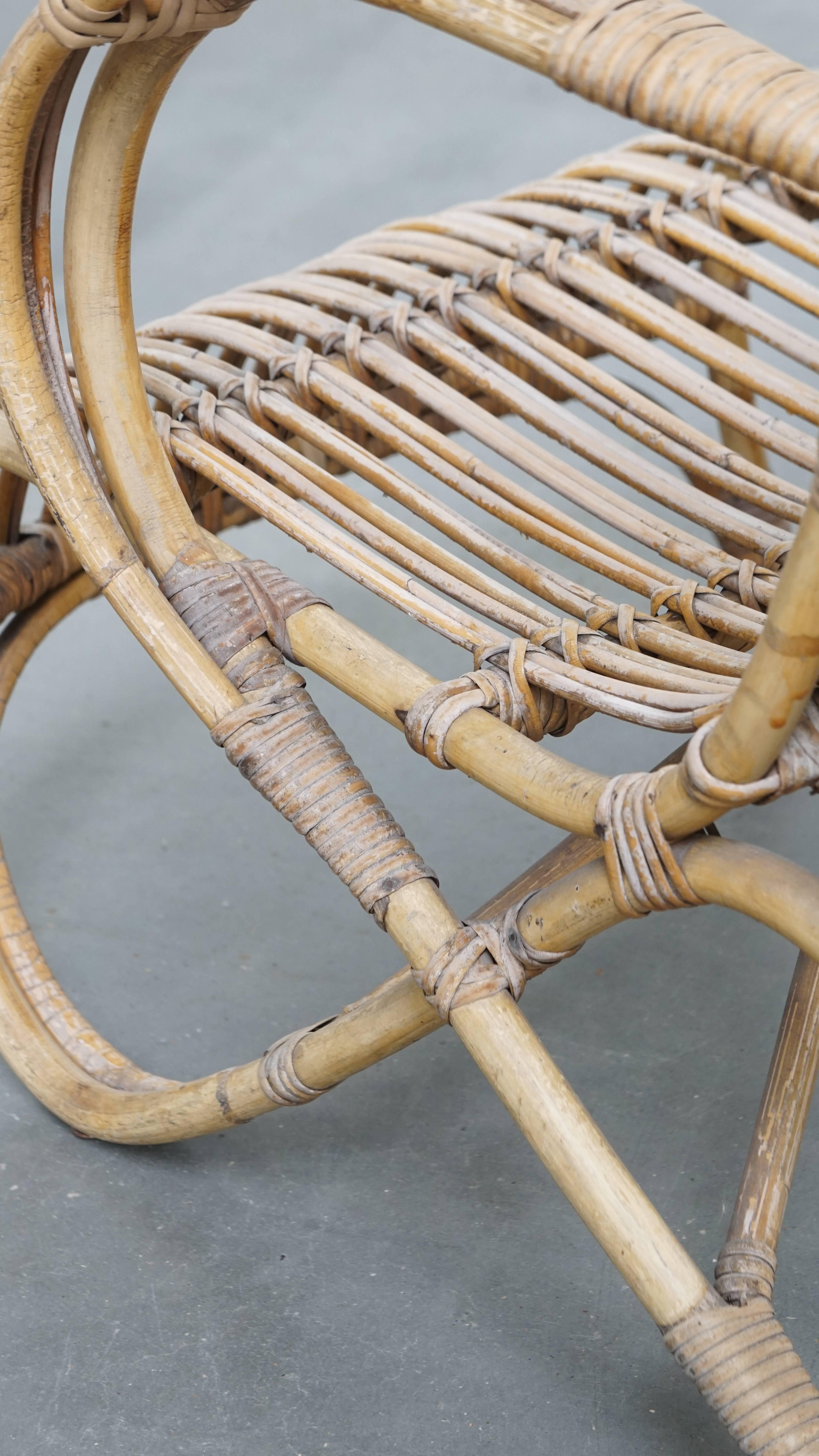Sillón de ratán de los años 50 con respaldo alto en venta 7