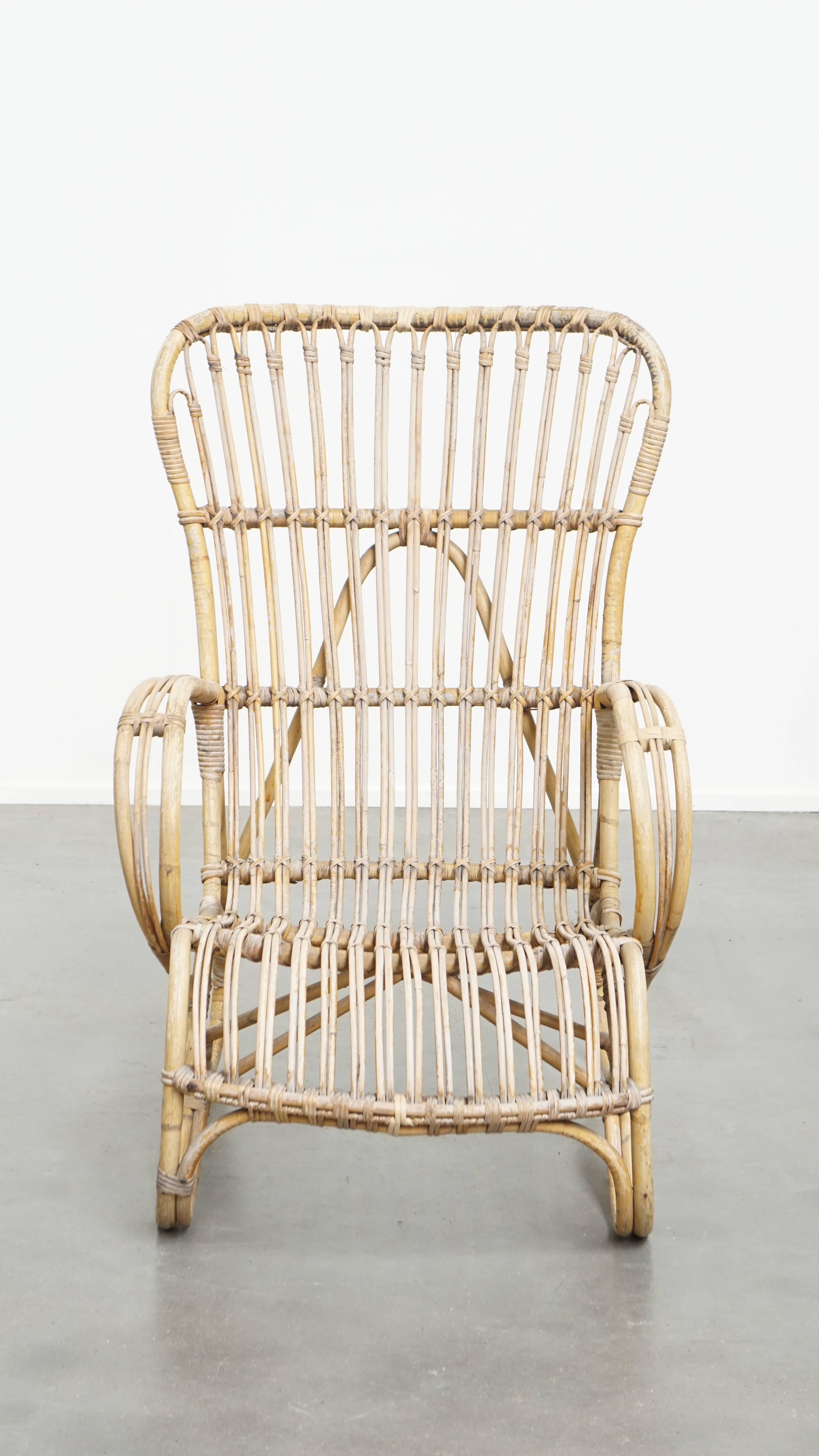 Te ofrecemos este encantador sillón de ratán de diseño holandés de los años 50 con respaldo alto. En nuestra opinión, esta encantadora pieza vintage de los años 50 es todo un reclamo. No sólo es fácil de colocar en el exterior o bajo una terraza