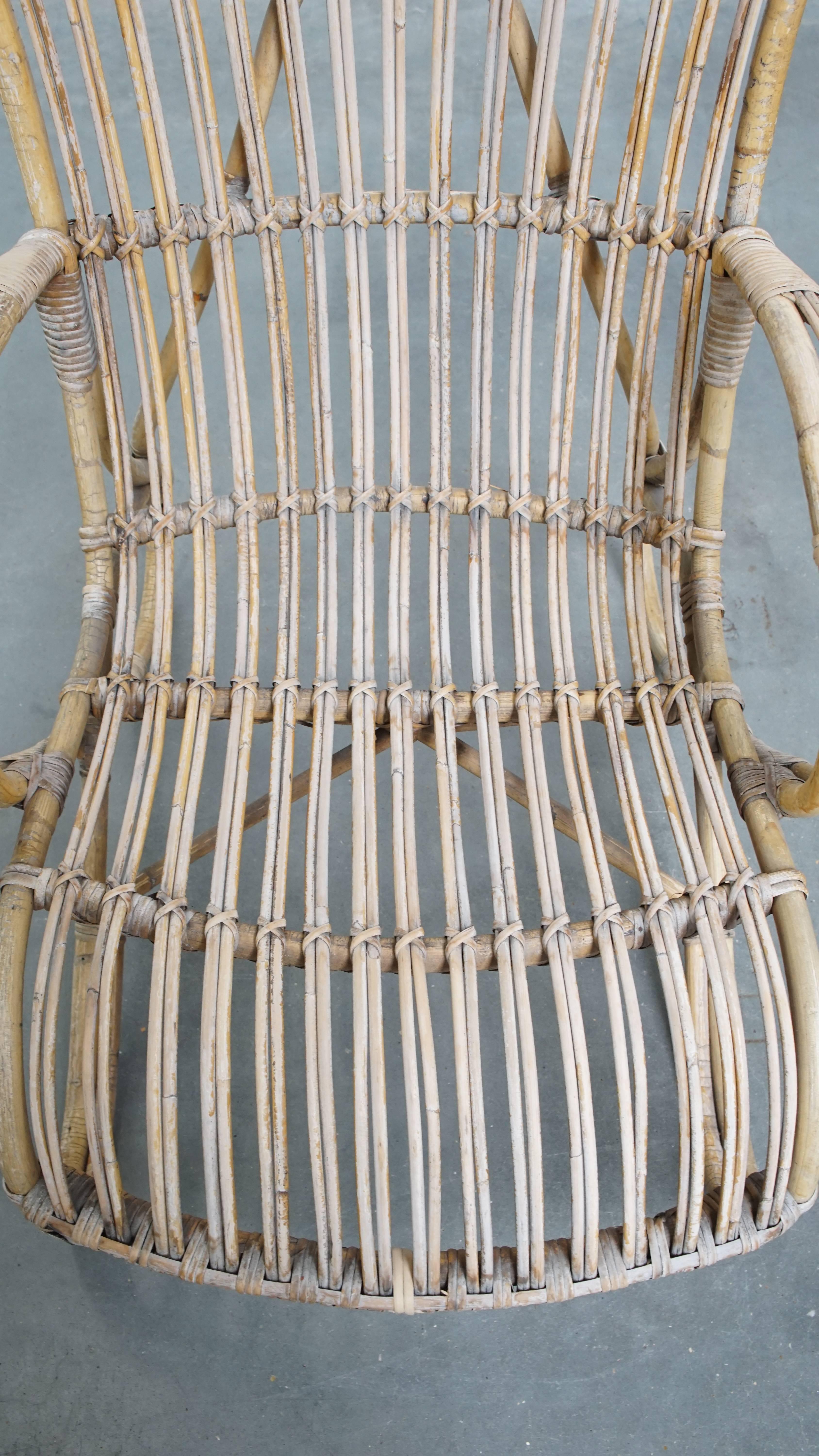 Sillón de ratán de los años 50 con respaldo alto mediados del siglo XX en venta