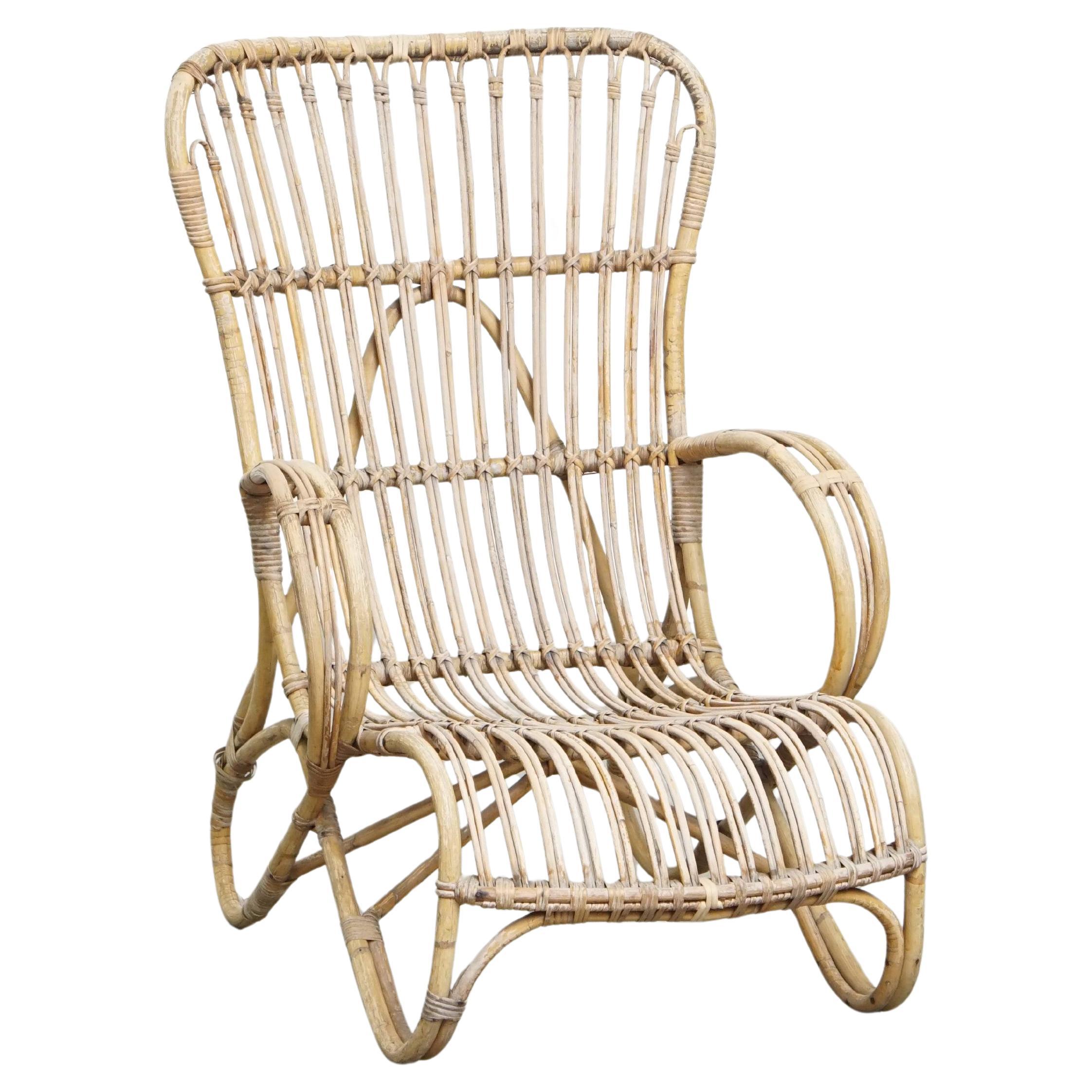 Sillón de ratán de los años 50 con respaldo alto en venta