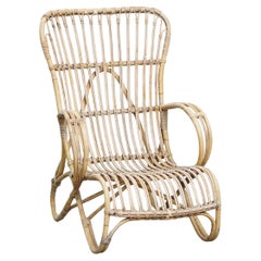 Sillón de ratán de los años 50 con respaldo alto