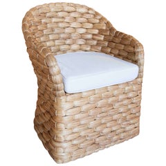Fauteuil en rotin avec dossier et coussin en blanc