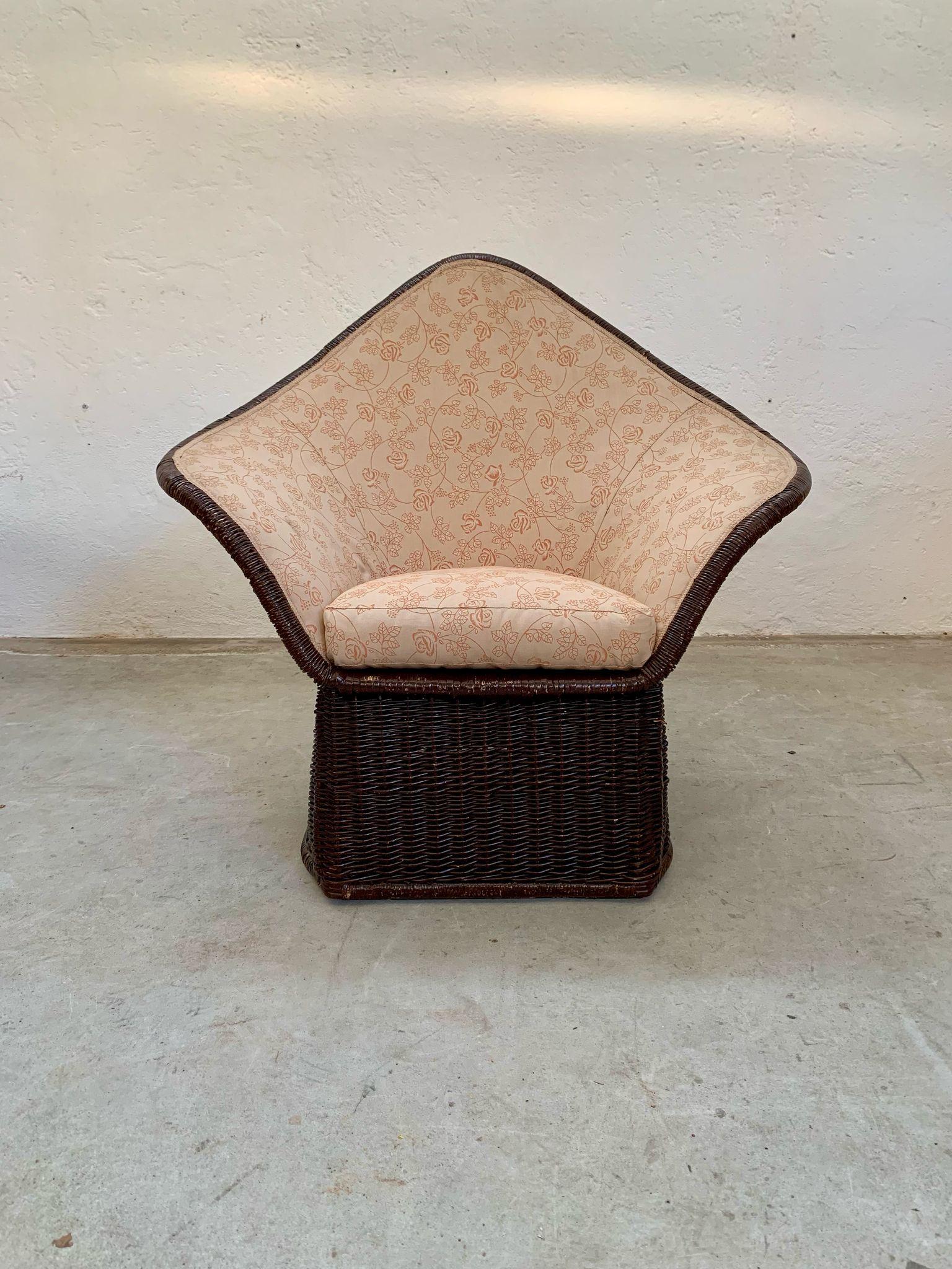 Fauteuil en rotin avec rembourrage en tissu, Italie, années 1960

Fauteuil en rotin aux formes arrondies et rembourrage en tissu, Italie, années 1960