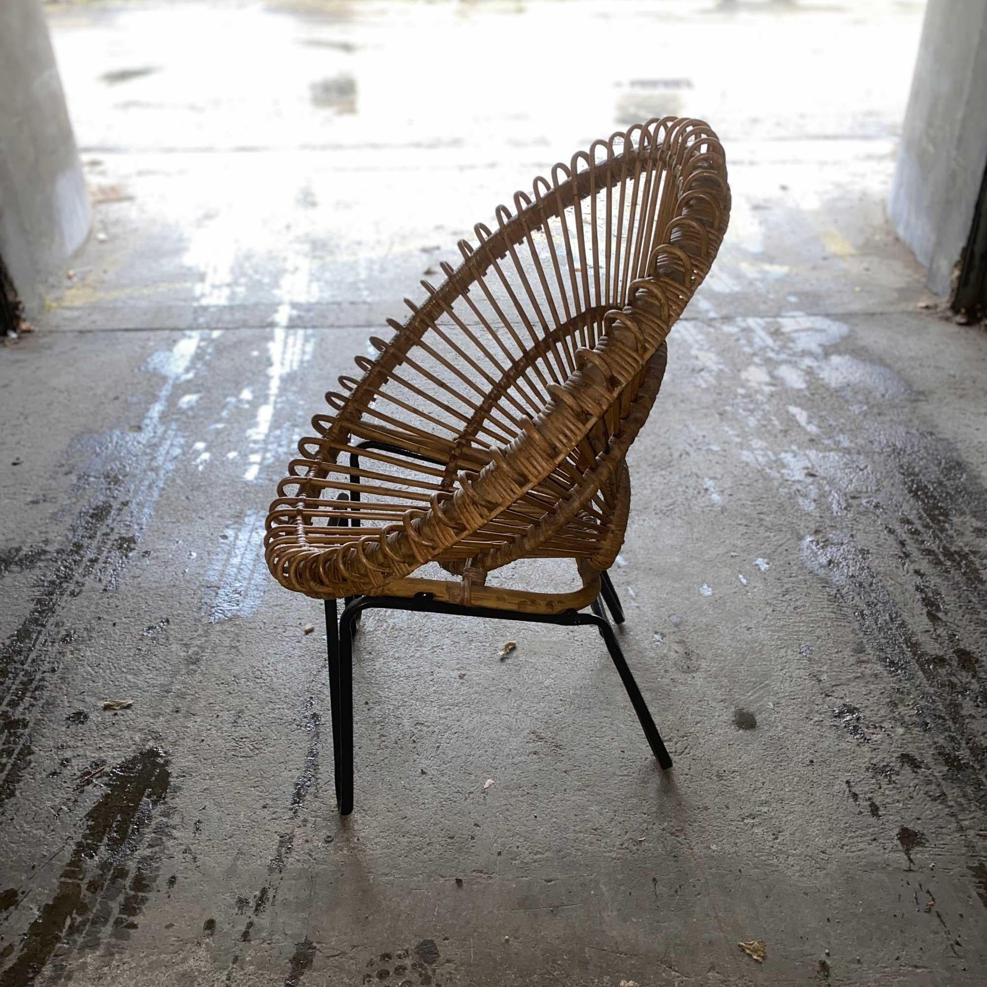 Rattan armchair with metal base attributed to Franco Albini circa  In Good Condition For Sale In Grenoble, FR