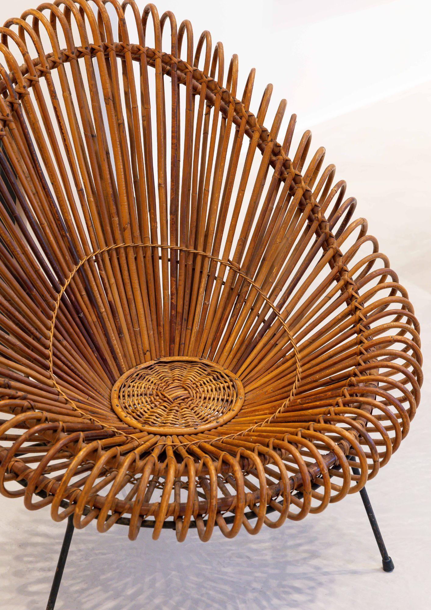 Moderno Poltrona in rattan con gambe in metallo in vendita