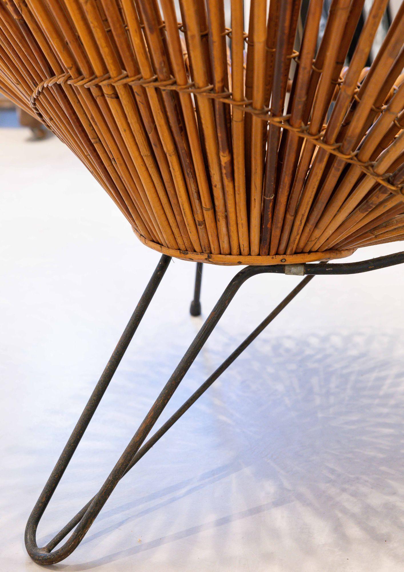 Poltrona in rattan con gambe in metallo In condizioni buone in vendita a Paris, FR