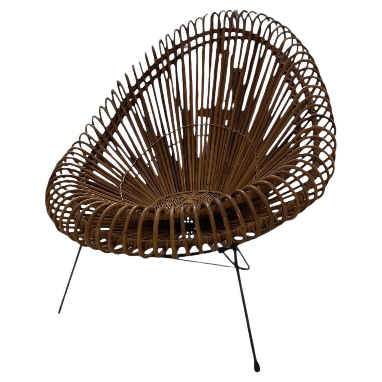 Poltrona in rattan con gambe in metallo