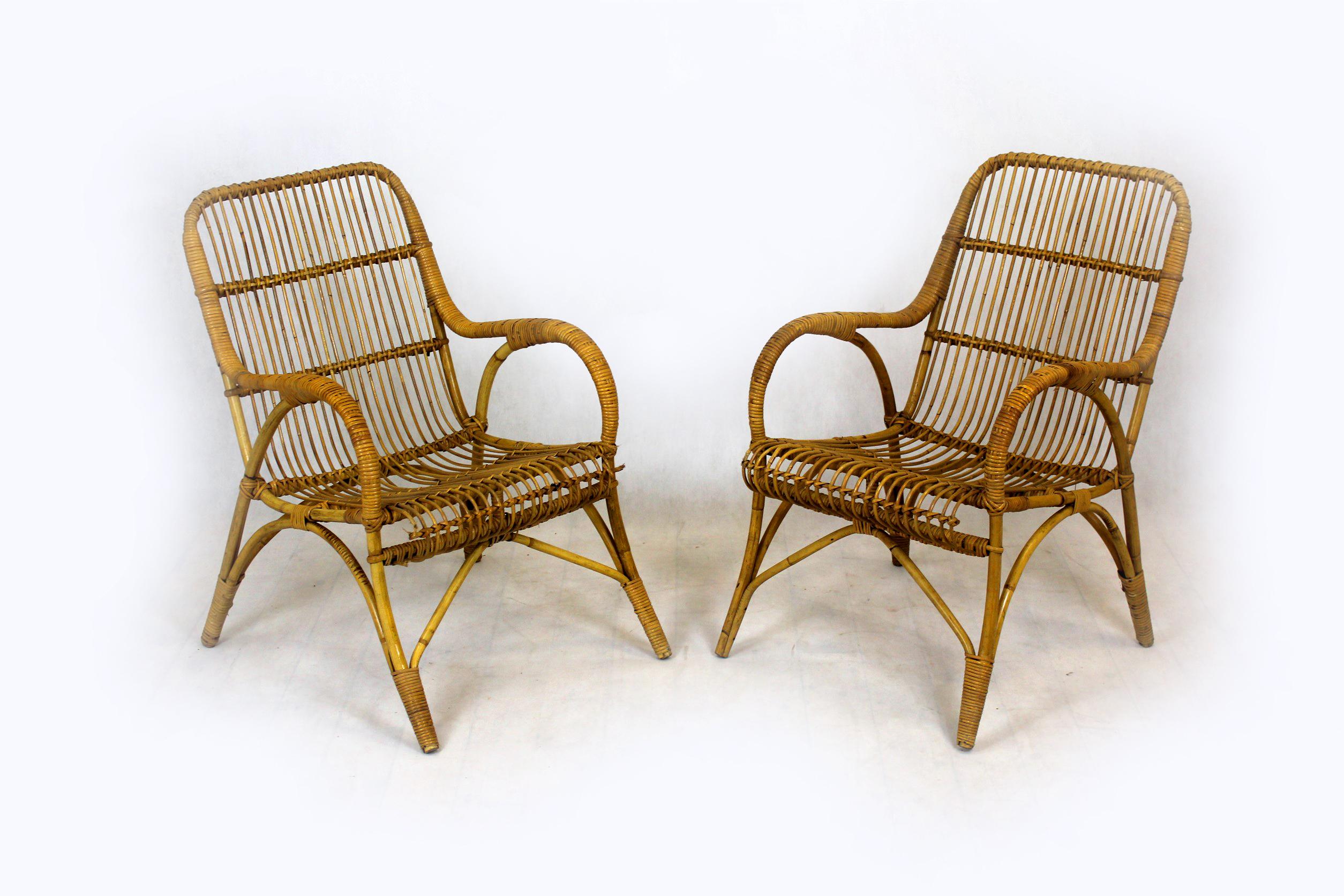 Cet ensemble de meubles en rotin a été fabriqué dans les années 1960 en Tchécoslovaquie. L'ensemble comprend deux fauteuils, une table avec plateau en verre noir et un tabouret. L'ensemble est conservé en bon état d'origine, des dommages mineurs et