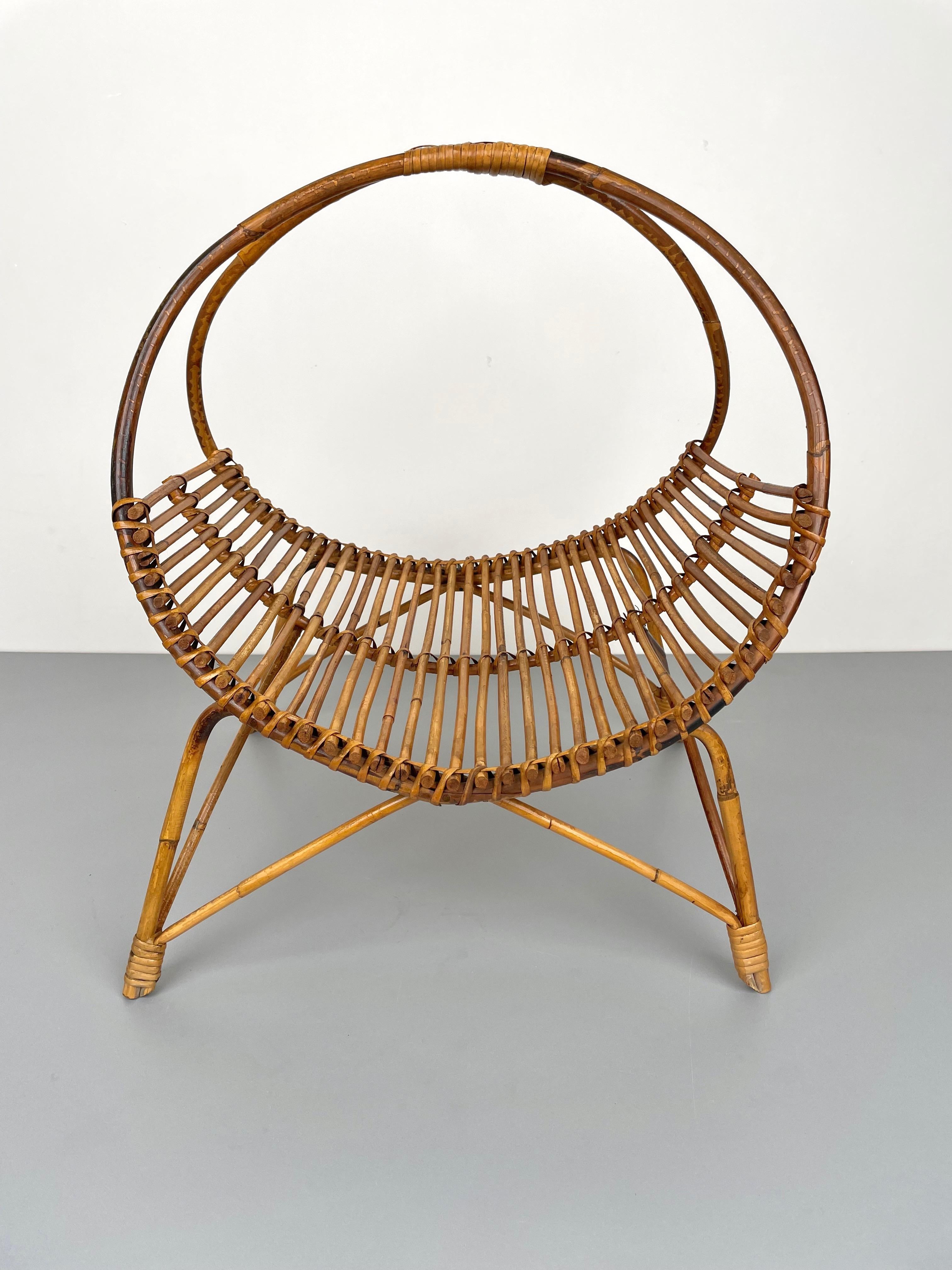 Magazine rack in bamboo and rattan, elevated and curved, made in Italy in the 1960s.