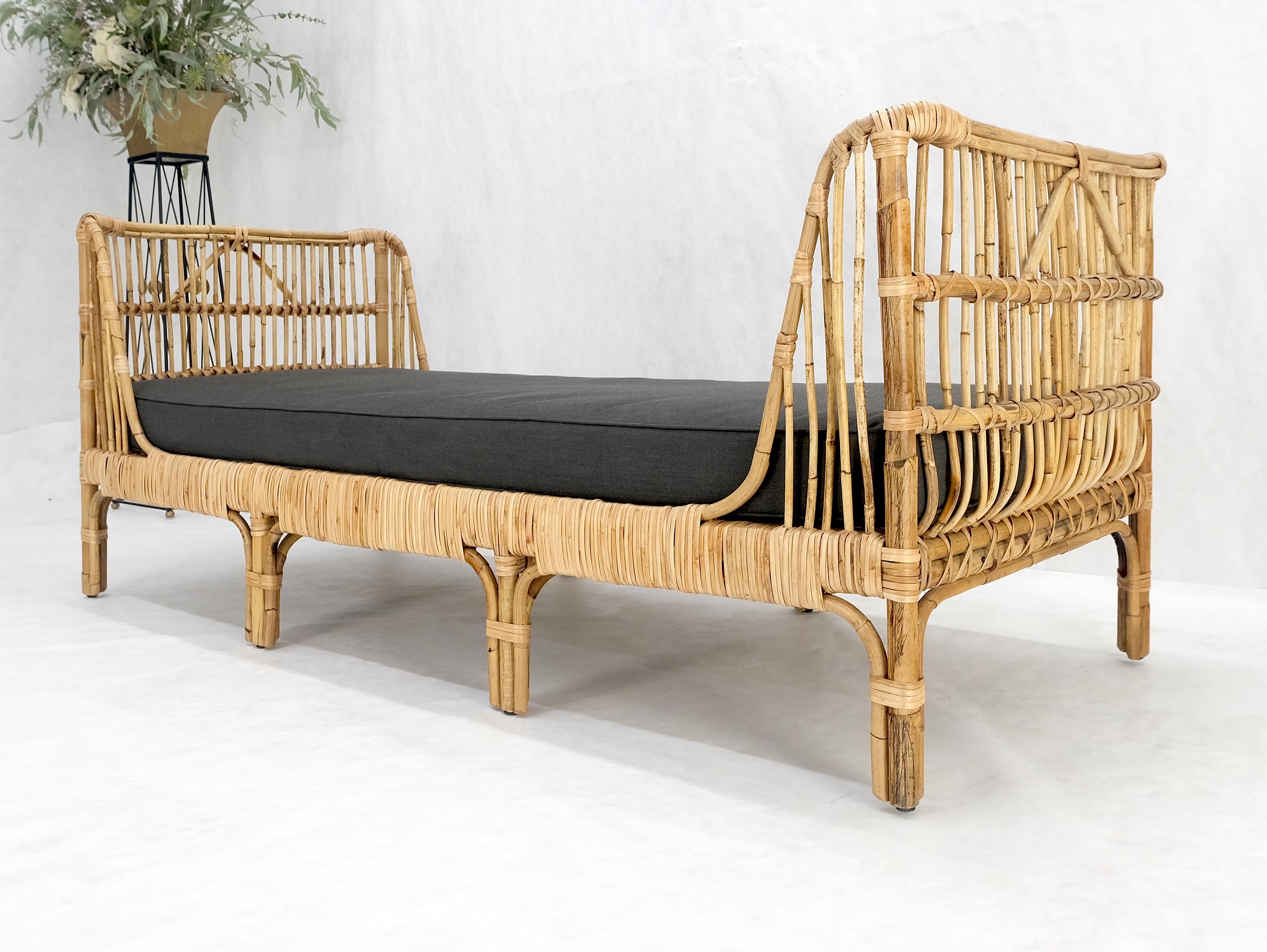 Rattan-Bambus-Tagesbett Schwarzesbett mit Leinenkissen Mid-Century Modern Stil MINT im Angebot 3