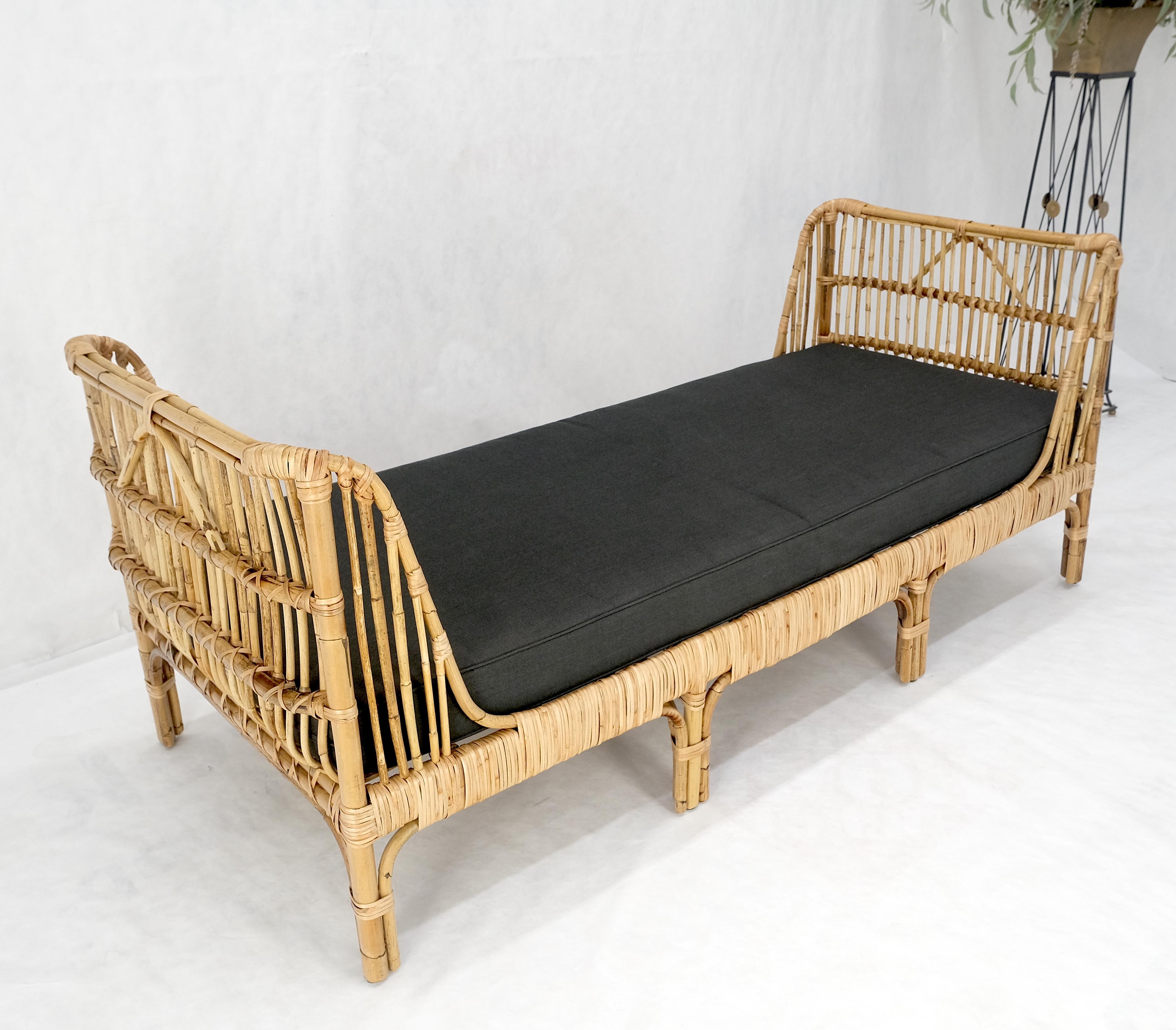 Rattan-Bambus-Tagesbett Schwarzesbett mit Leinenkissen Mid-Century Modern Stil MINT im Angebot 4