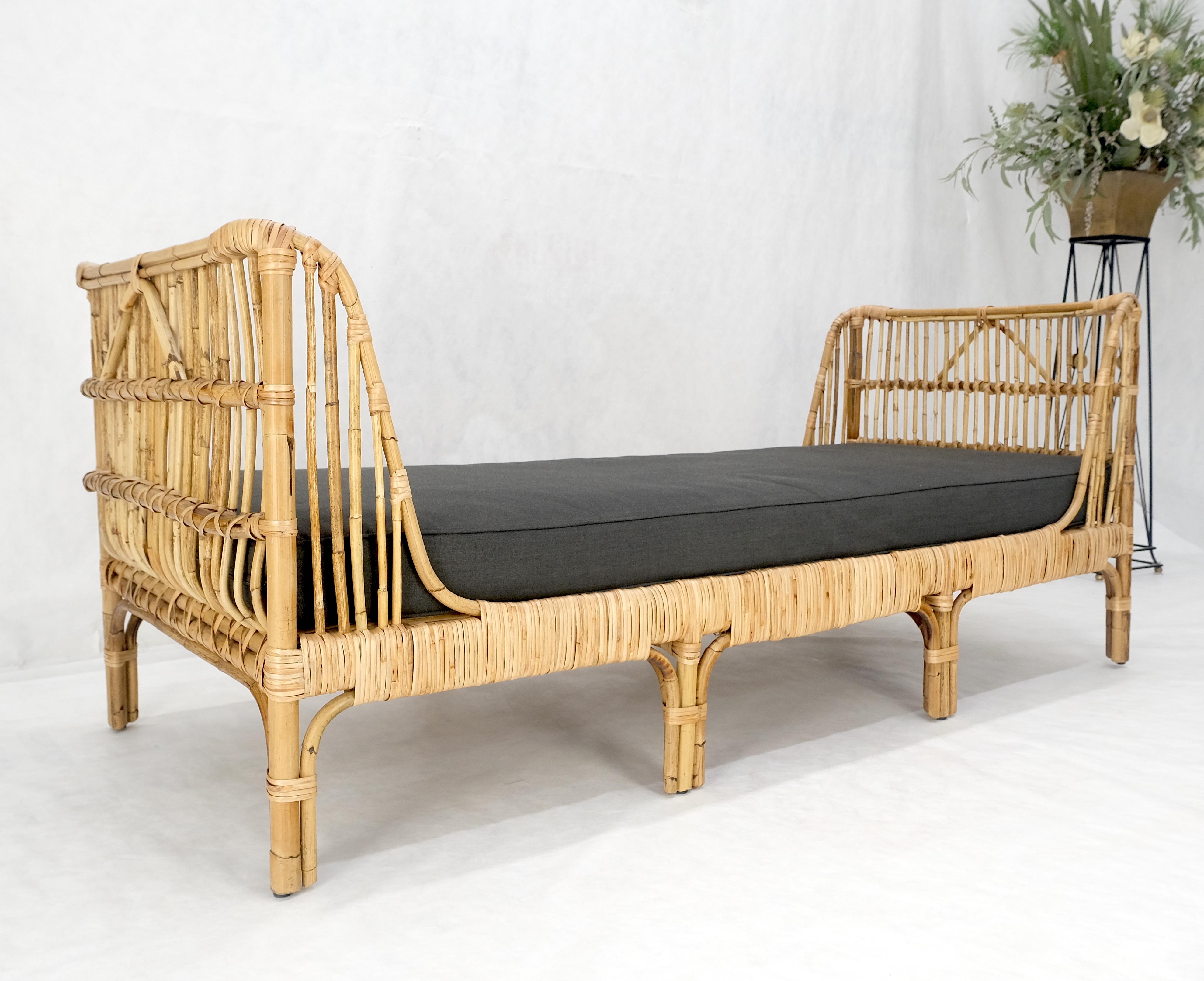 Rattan-Bambus-Tagesbett Schwarzesbett mit Leinenkissen Mid-Century Modern Stil MINT im Angebot 5