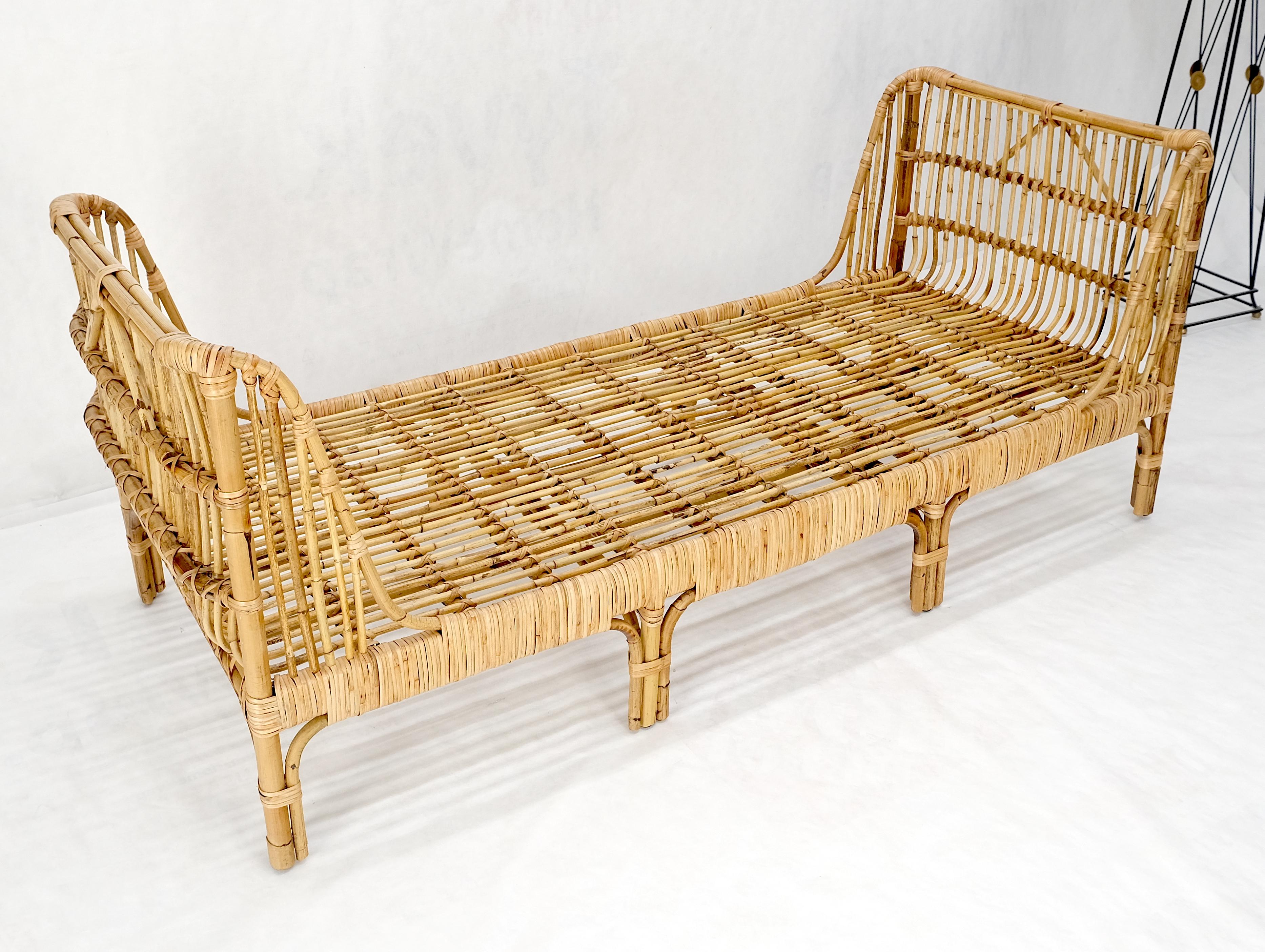 Rattan-Bambus-Tagesbett Schwarzesbett mit Leinenkissen Mid-Century Modern Stil MINT im Angebot 6
