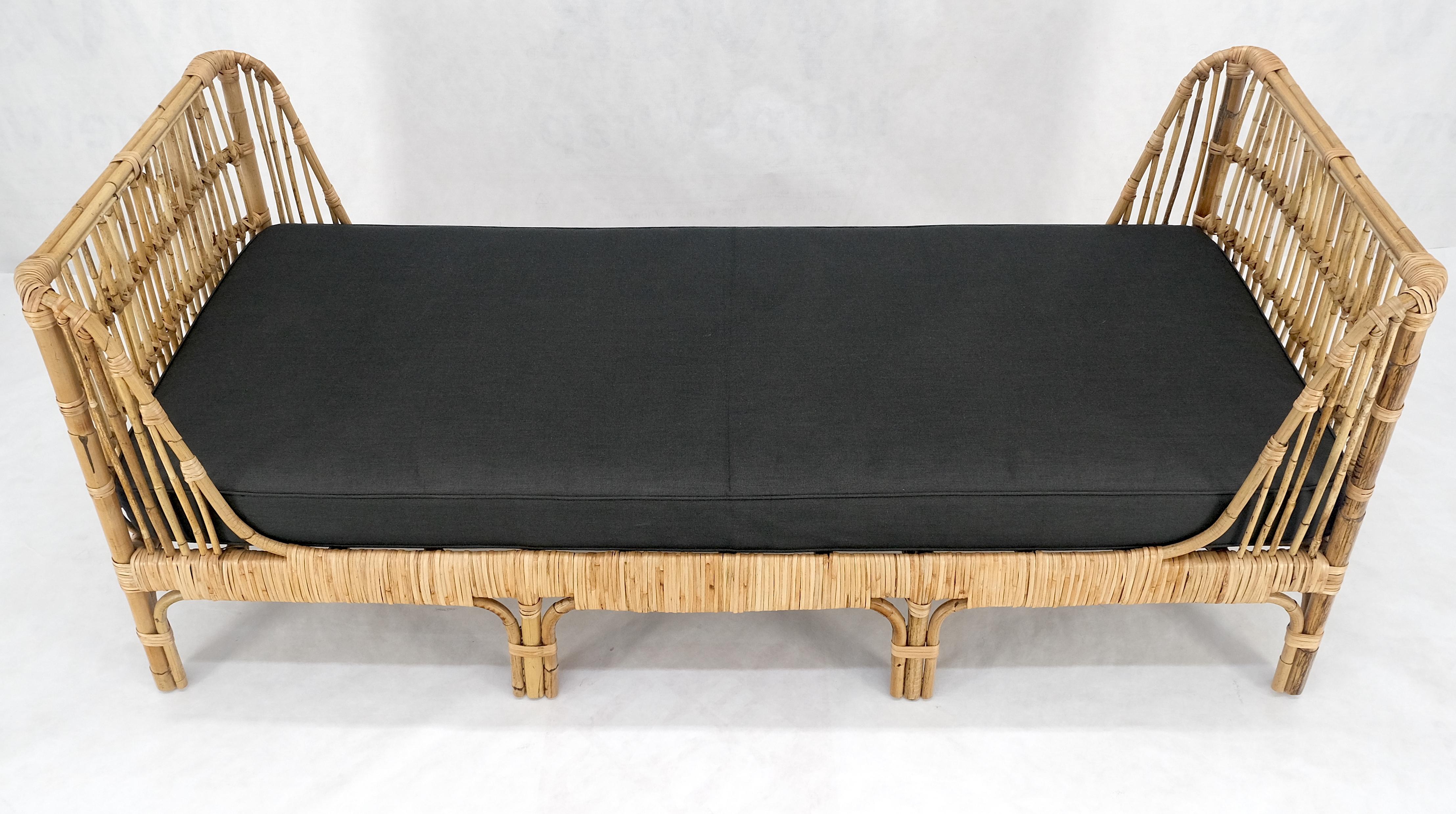 Rattan-Bambus-Tagesbett Schwarzesbett mit Leinenkissen Mid-Century Modern Stil MINT (Unbekannt) im Angebot
