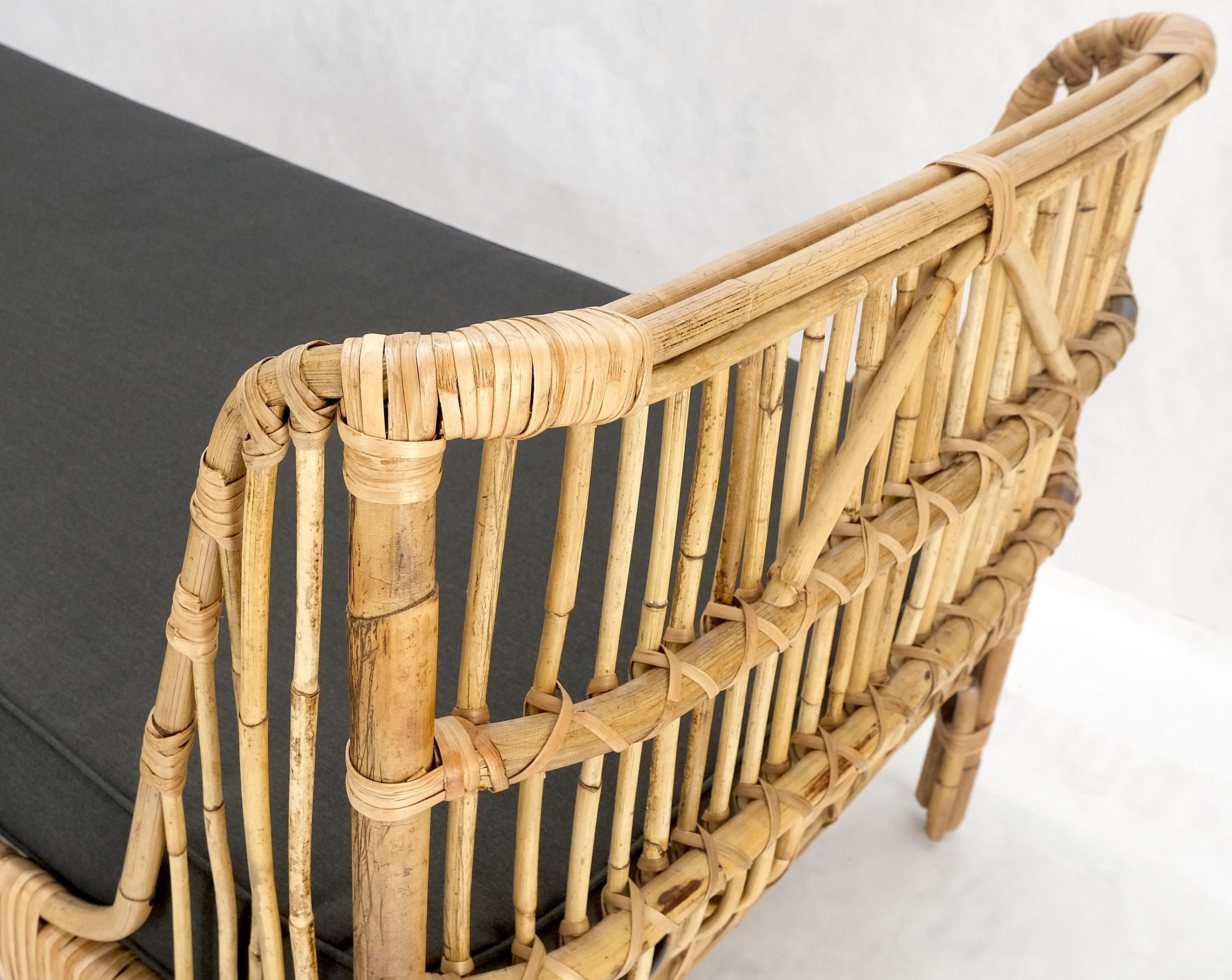Rattan-Bambus-Tagesbett Schwarzesbett mit Leinenkissen Mid-Century Modern Stil MINT (Lackiert) im Angebot