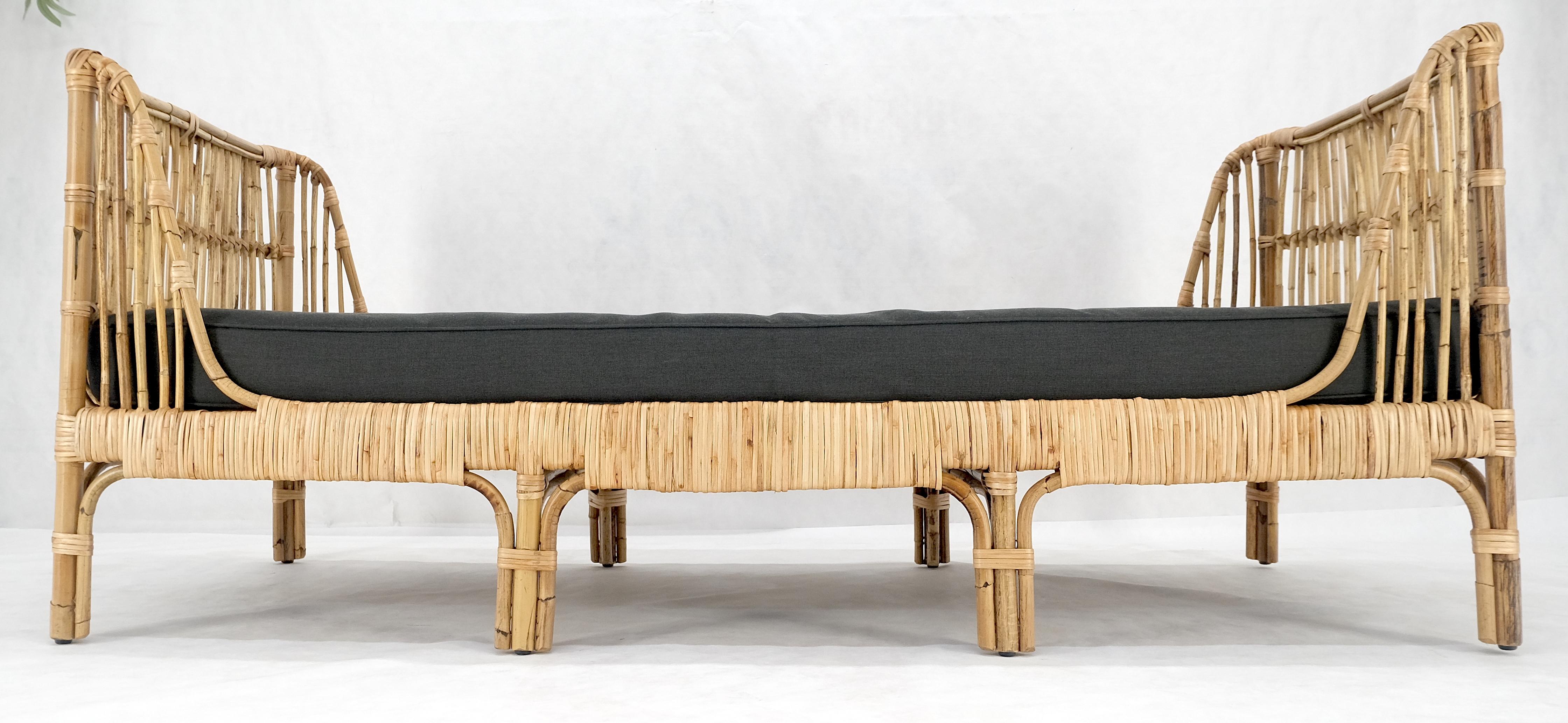Rattan-Bambus-Tagesbett Schwarzesbett mit Leinenkissen Mid-Century Modern Stil MINT im Zustand „Hervorragend“ im Angebot in Rockaway, NJ