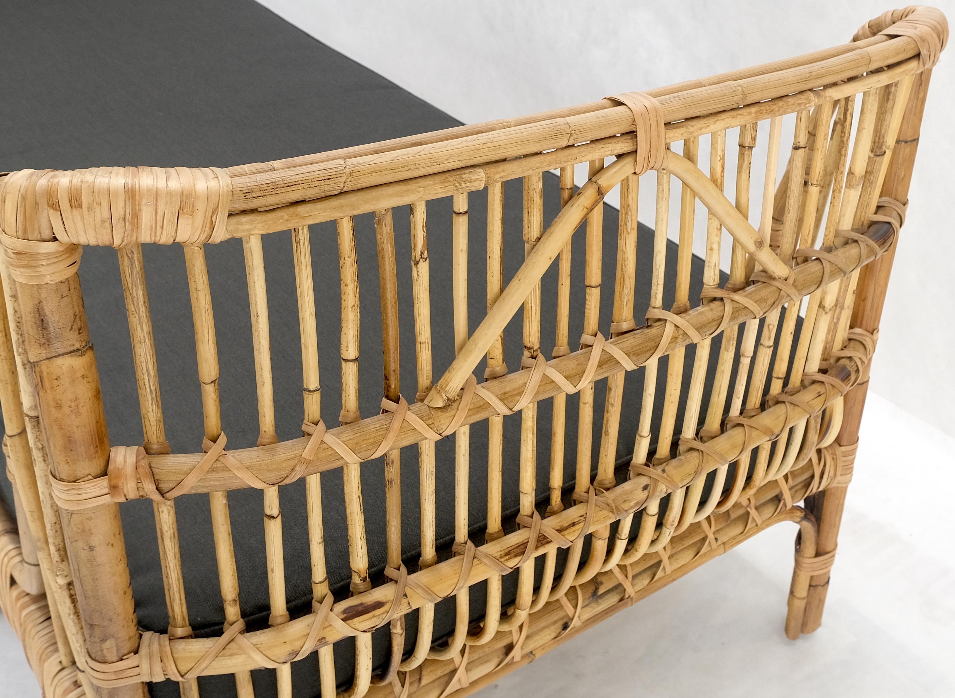 Rattan-Bambus-Tagesbett Schwarzesbett mit Leinenkissen Mid-Century Modern Stil MINT (21. Jahrhundert und zeitgenössisch) im Angebot