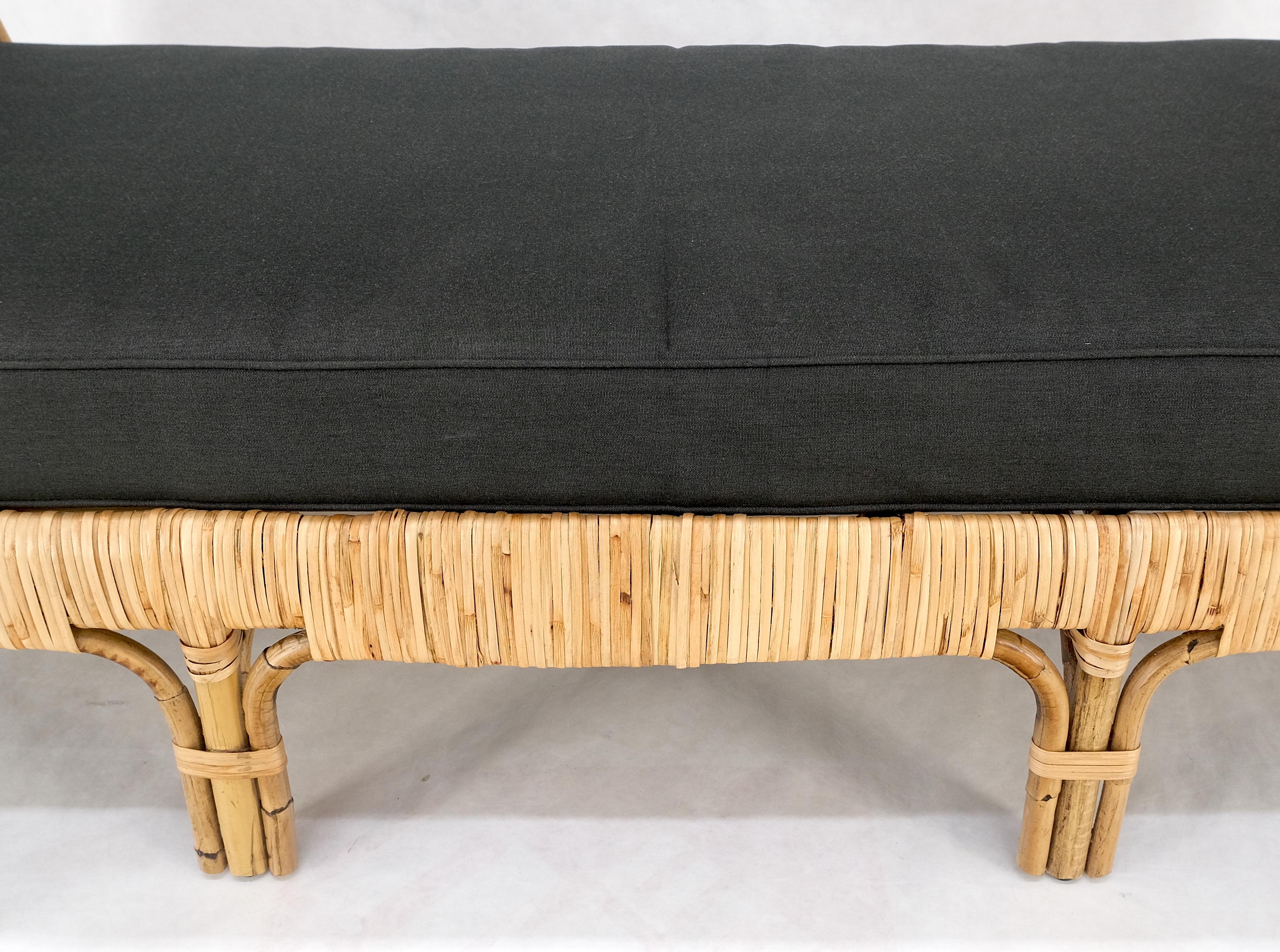 Rattan-Bambus-Tagesbett Schwarzesbett mit Leinenkissen Mid-Century Modern Stil MINT (Polster) im Angebot