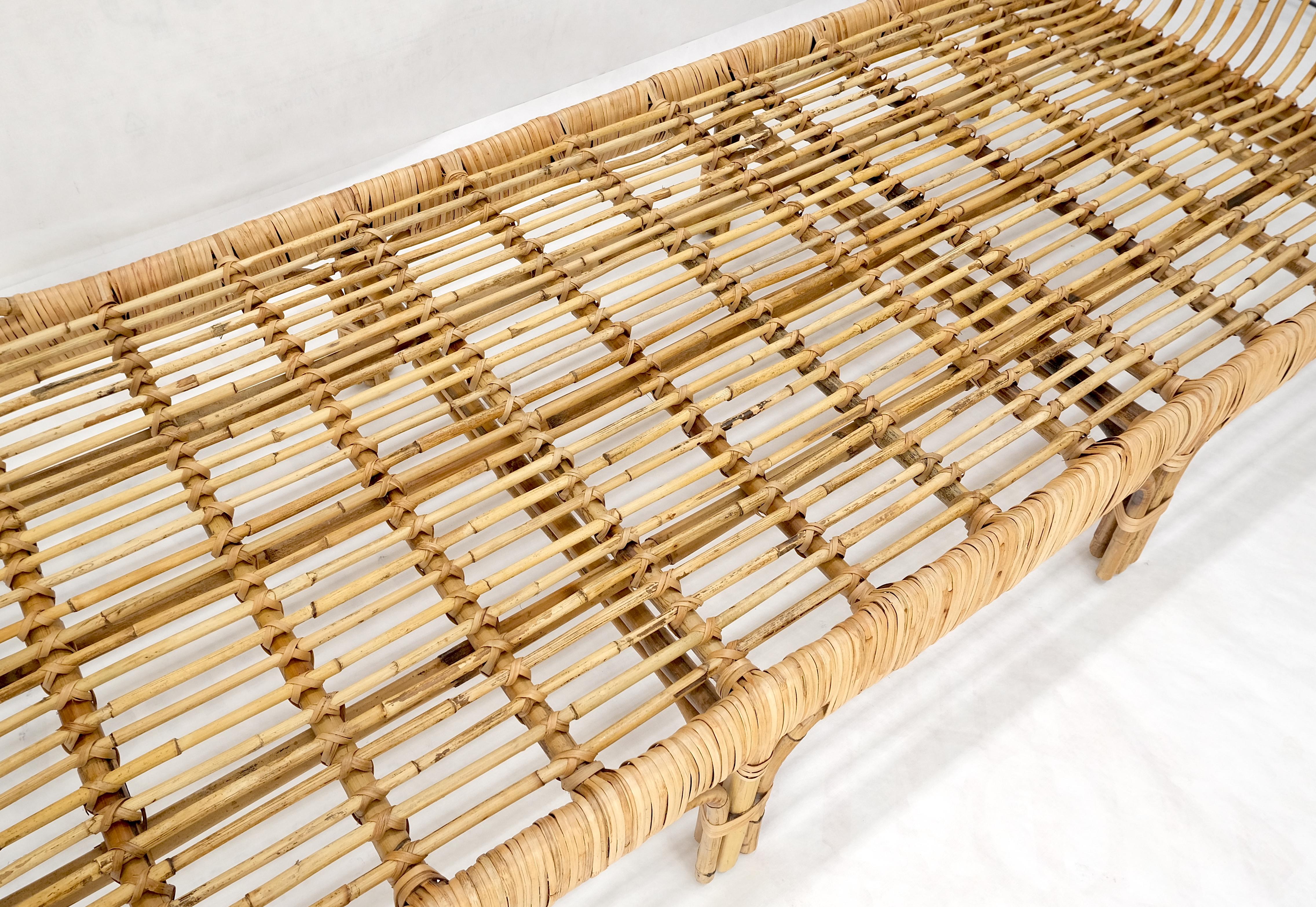 Rattan-Bambus-Tagesbett Schwarzesbett mit Leinenkissen Mid-Century Modern Stil MINT im Angebot 1