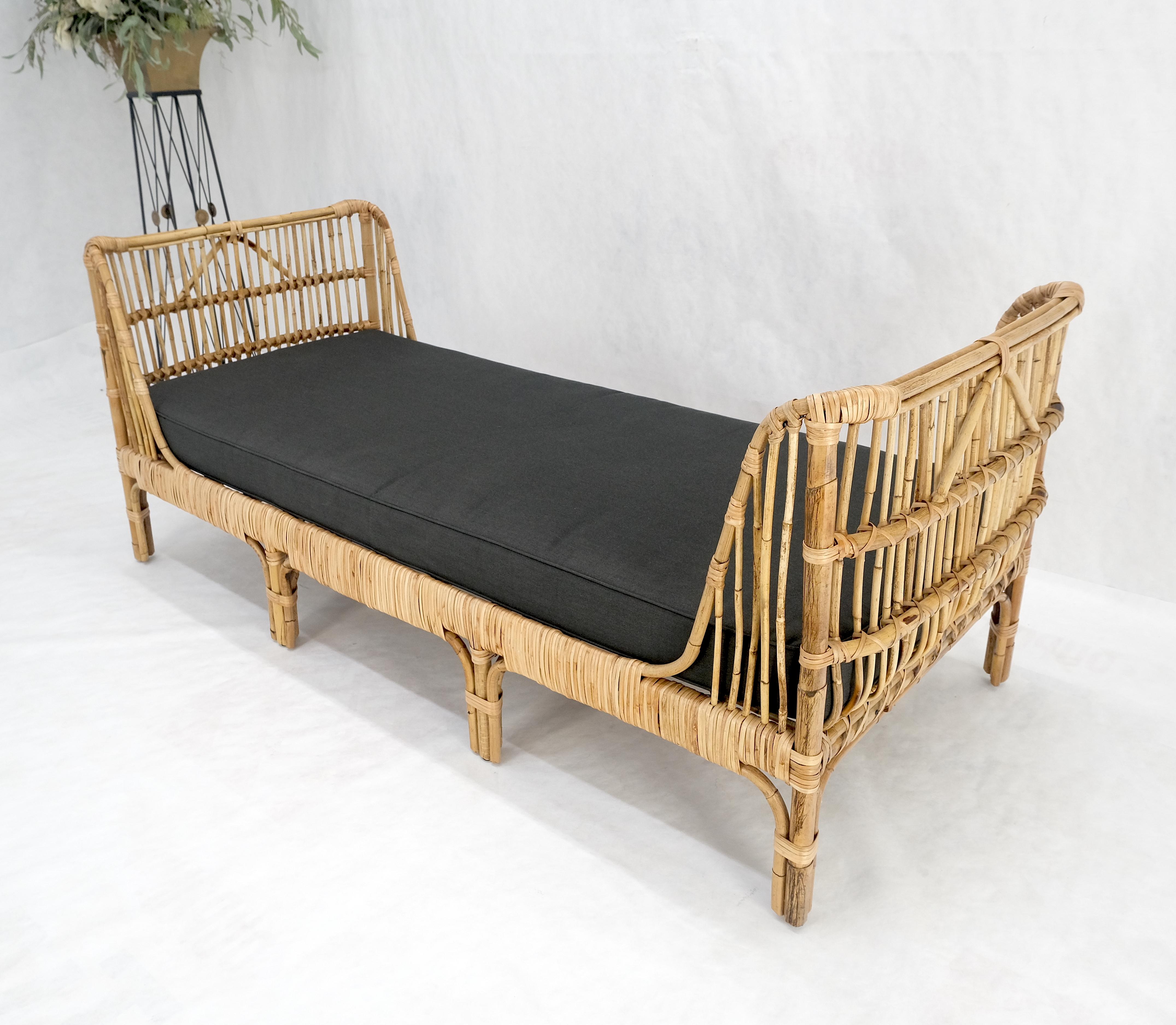 Rattan-Bambus-Tagesbett Schwarzesbett mit Leinenkissen Mid-Century Modern Stil MINT im Angebot 2